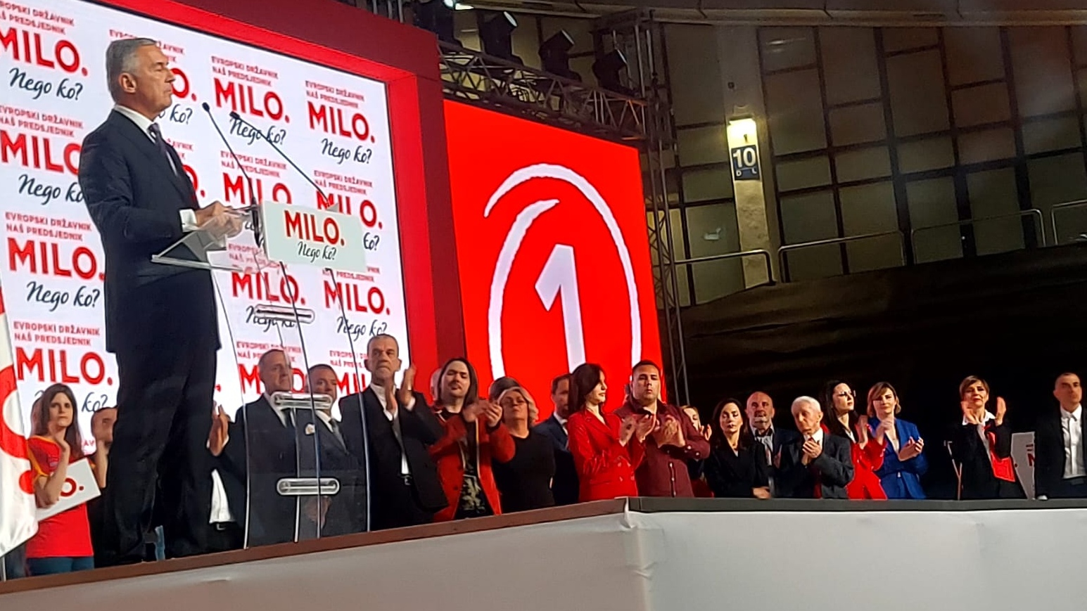 Izviždali je i počeli da pevaju crnogorsku himnu: Blam za kraj, pristalice Mila Đukanovića nisu dozvolile novinarki da postavi pitanje 