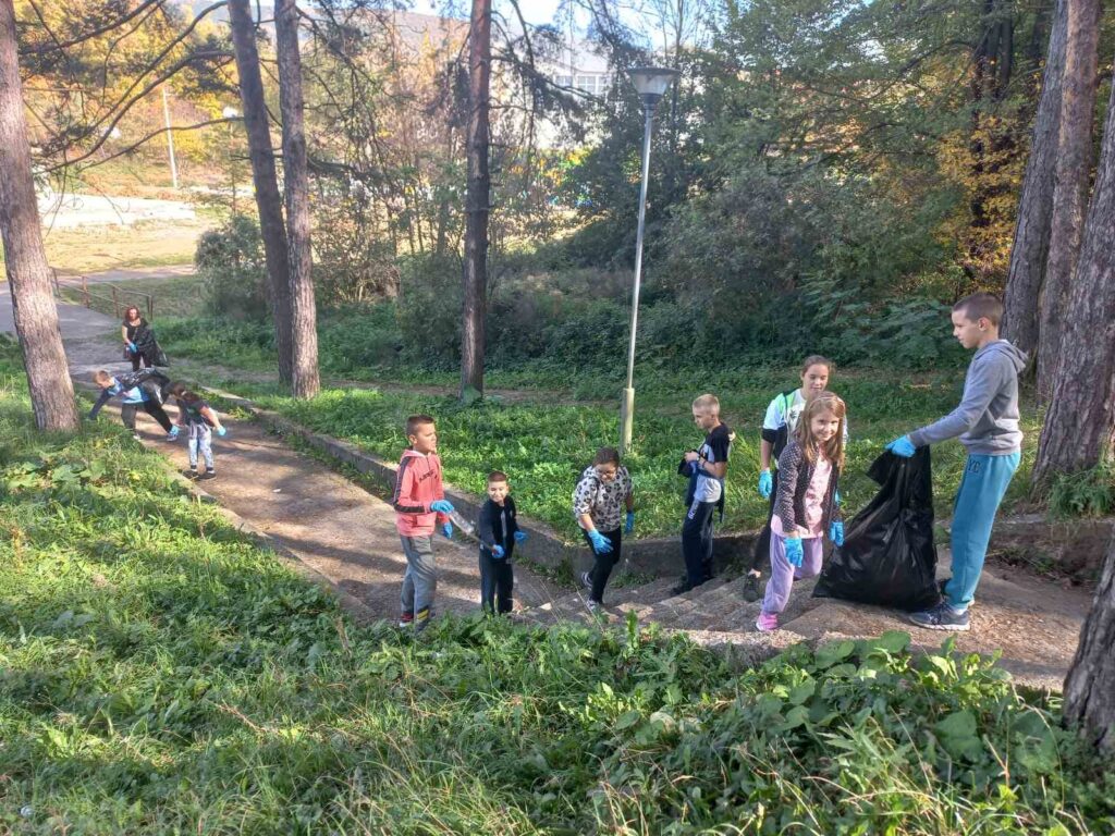 Realizovan deo aktivnosti projekta „Eko akcija“ koji sprovodi udruženje građana „Lučani u srcu“: Uklonjena je divlja deponija ispod osnovne skole