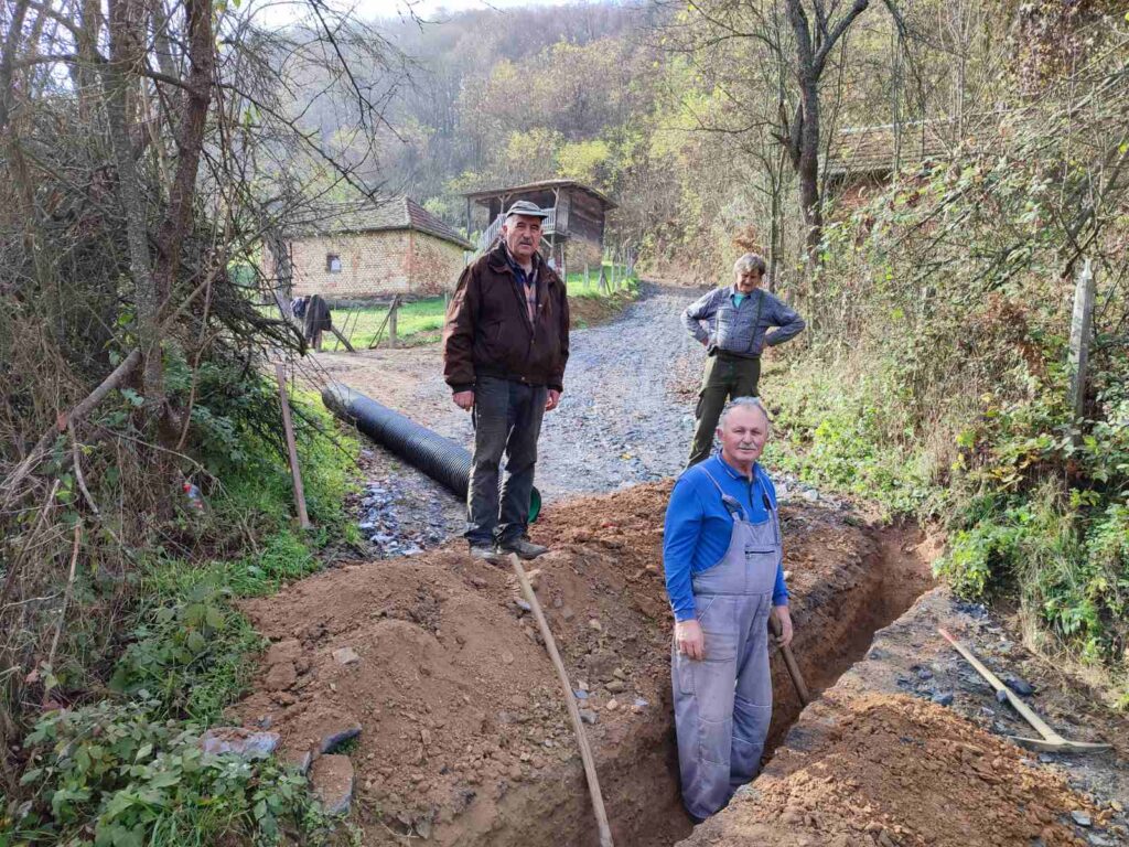 Kod njih se još uvek zna šta je radna akcija: Meštani Djereća kod Lučana, probili put od 800 meatara i sanirali odron