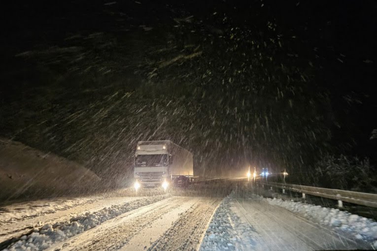 Ne vidi se prst pred okom, mećava na Zlatiboru: Sneg na srpskoj planini pada kao usred zime, saobraćaj se odvija usporeno