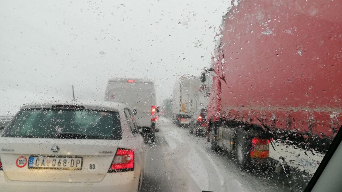 Ne možemo ni napred ni nazad, zabobljena je i Hitna pomoć: Sneg izazvao kolaps na Milošu Velikom, zbog snega prevrnut šleper i stvorene ogromne kolone/ foto: RINA