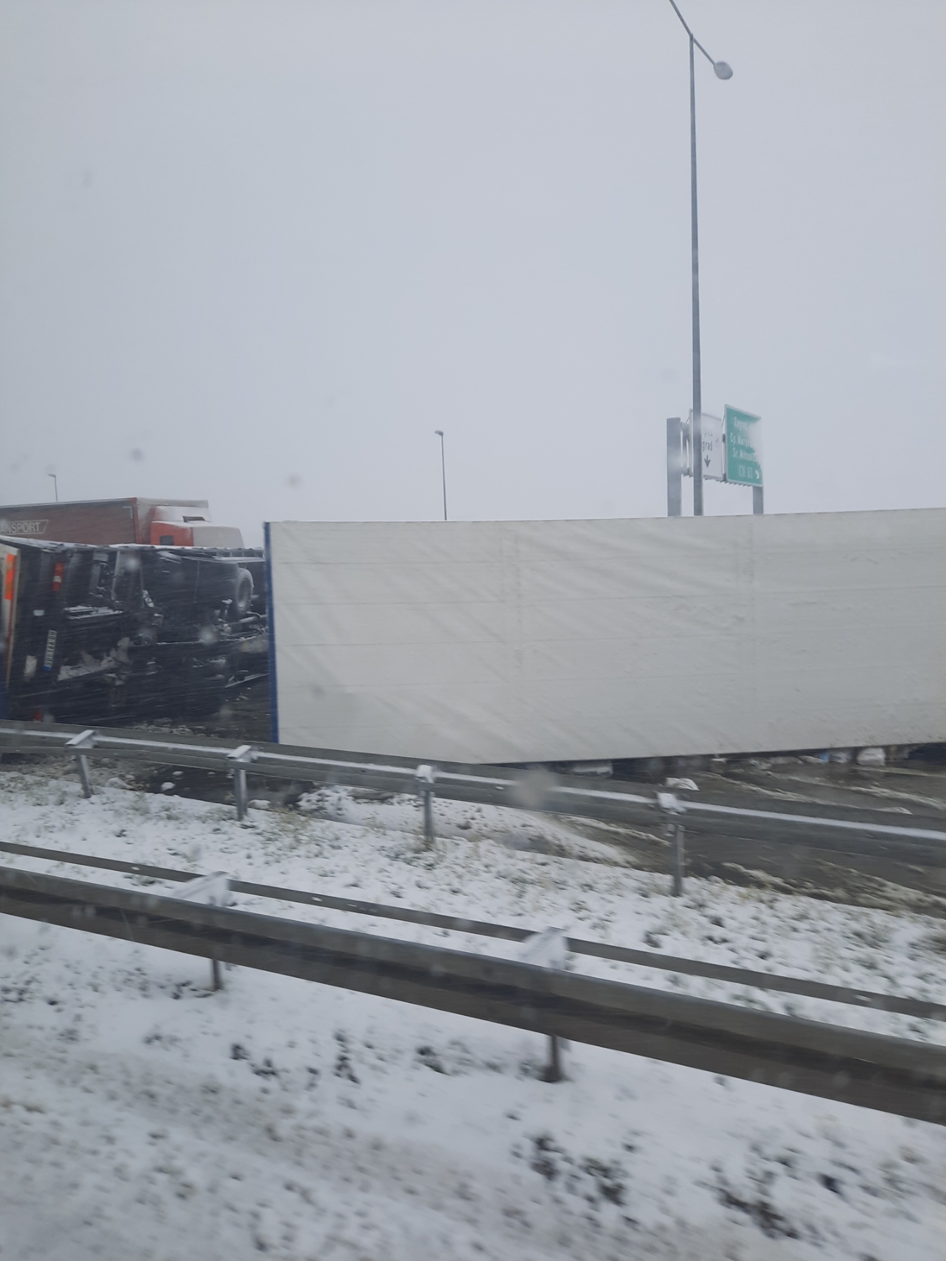 Ne možemo ni napred ni nazad, zarobljena je i Hitna pomoć: Sneg izazvao kolaps na Milošu Velikom, zbog snega prevrnut šleper i stvorene ogromne kolone (FOTO)(VIDEO)