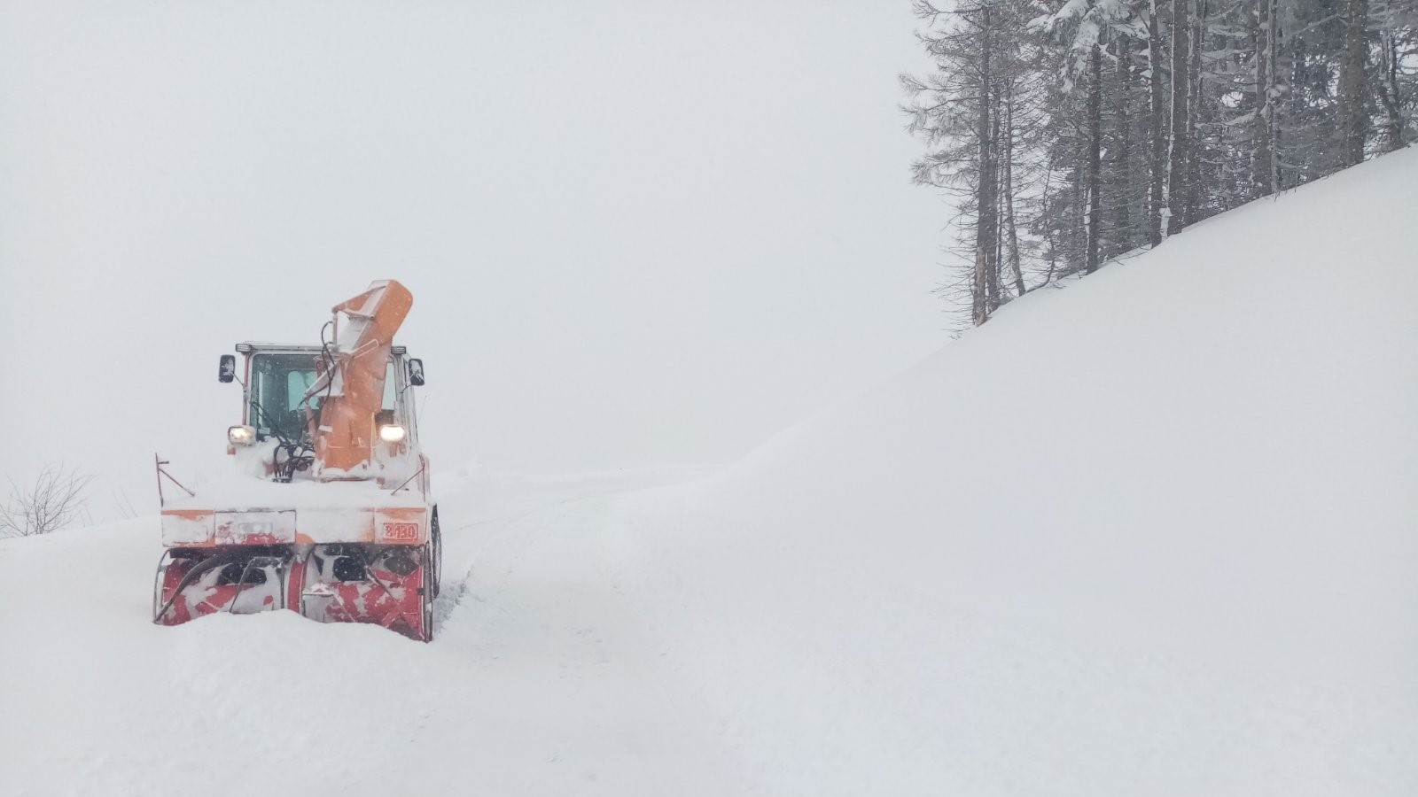 Haos na putevima oko Novog Pazara, snežni nanosi dostižu visinu i preko metar: Potpuno neprohodan put preko Odvraćenice, angažovano 17 kamiona čistača (VIDEO)