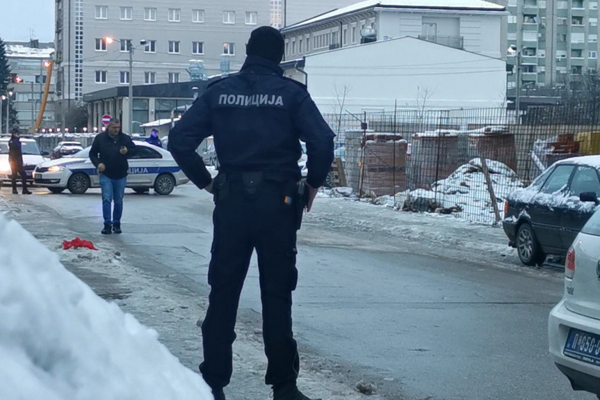 Lupalo je po prozorima i krovu: Tinejdžeri grudvama gađali automobile i autobuse u pokretu ispred škole u Čačku, morala da reaguje i policija
