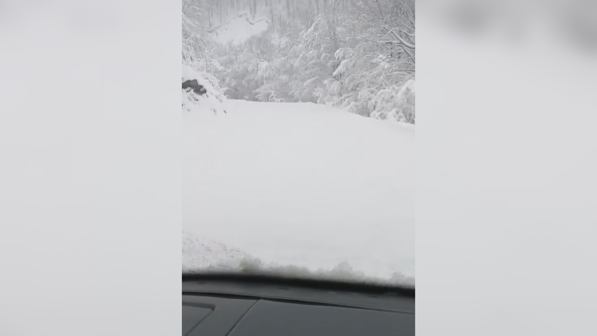 Borba putara sa visokim nametima i sneženim tunelima i dalje traje: Na Goliji do metar snega, dramatična zimska slika stiže sa srpske planine usred proleća (FOTO)(VIDEO)