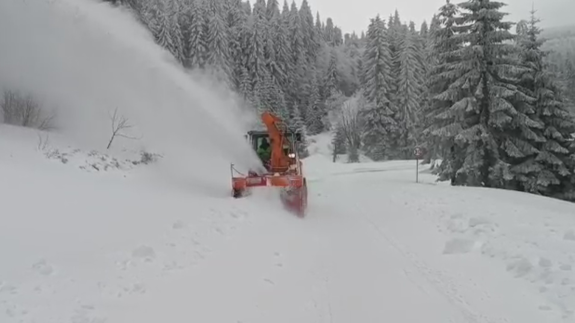 Borba putara sa visokim nametima i sneženim tunelima i dalje traje / foto: RINA