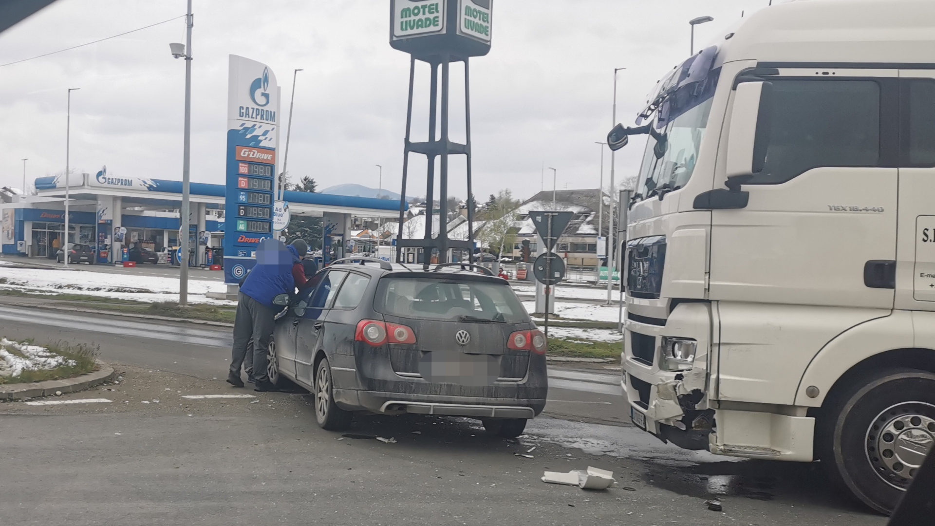 Sudar šlepera i pasata na kružnom toku u Preljini / foto: RINA