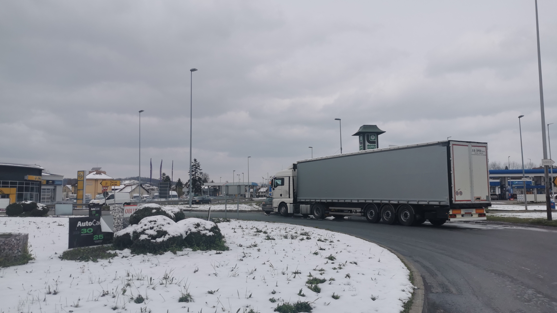 Sudar šlepera i pasata na kružnom toku u Preljini: Nije ispoštovano prvenstvo prolaza, saobarćaj na ovoj deonici Ibarske magstrale odvija se usporeno (FOTO)