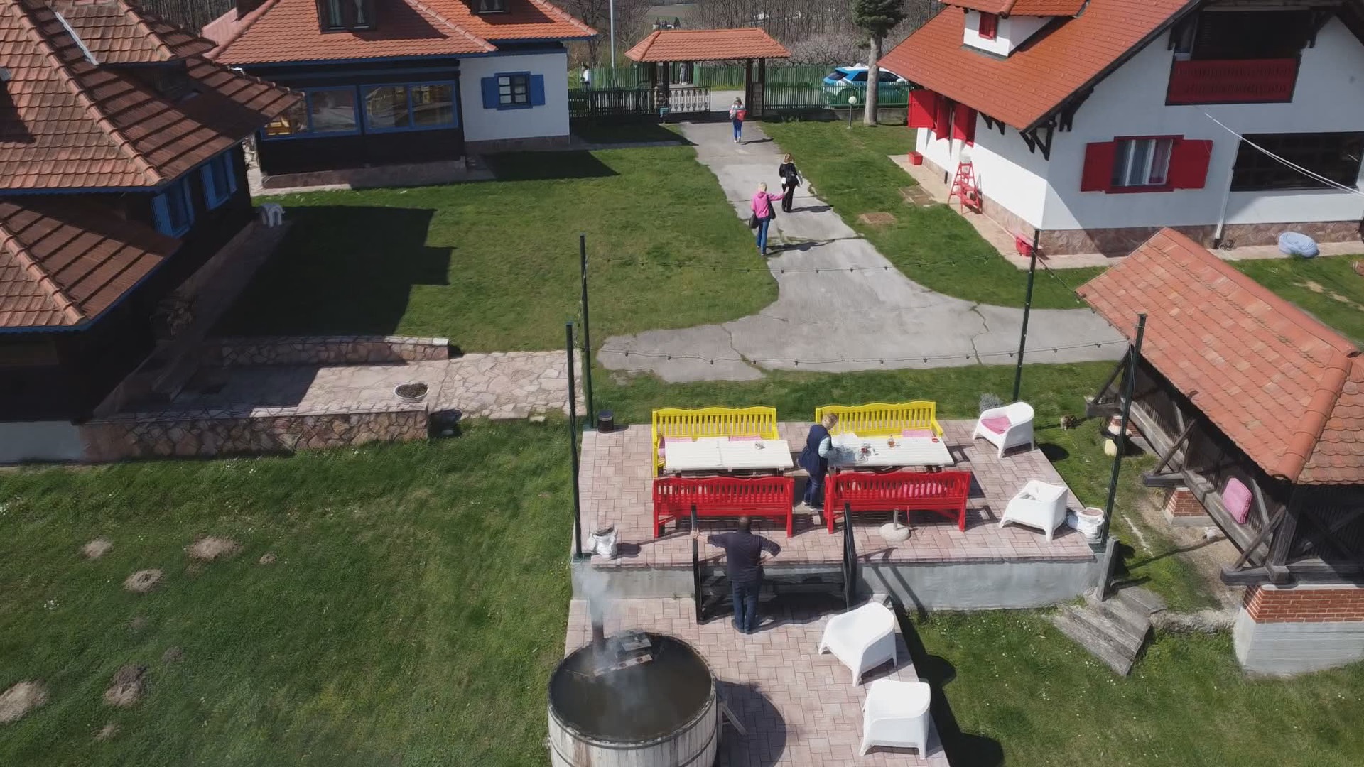 Čudo neviđeno za meštane sela na Suvoboru: U Leušićima postavljen prvi punjač za električna vozila koji nemaju ni mnogo veći gradovi, o potezu Jeftovića priča se danima (FOTO)