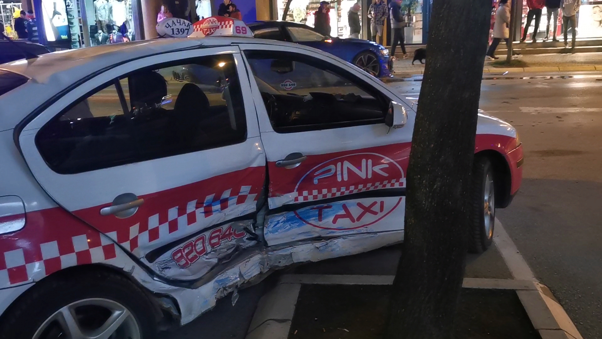 Izgubio kontrolu nad audijem, prešao u suprotnu traku i direktno se zakucao u taksi: Teška saobraćajna nežgoda u centru Čačka, povredjena jedna osoba (FOTO)(VIDEO)