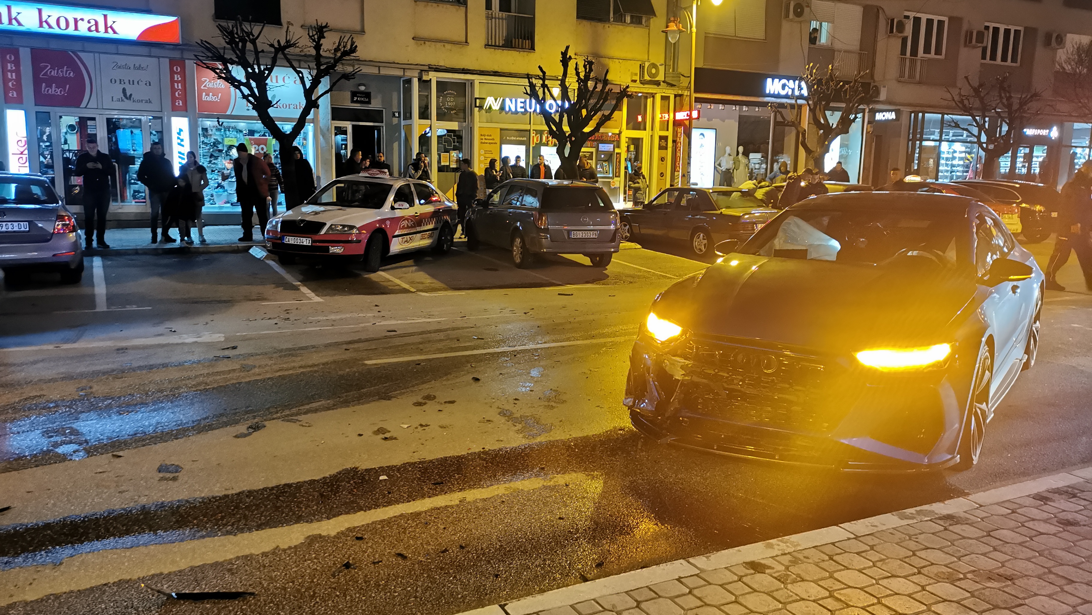 Izgubio kontrolu nad audijem, prešao u suprotnu traku i zakucao se u taksi: Teška saobraćajna nežgoda u centru Čačka, povredjena jedna osoba/ Foto: RINA