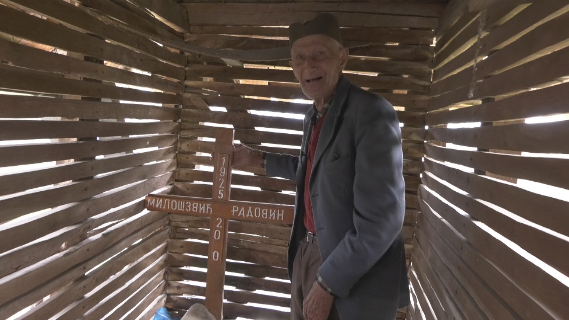 Deda Radovin iz Dudovice je fenomen, sam sebi napravio sanduk i krst / foto: RINA