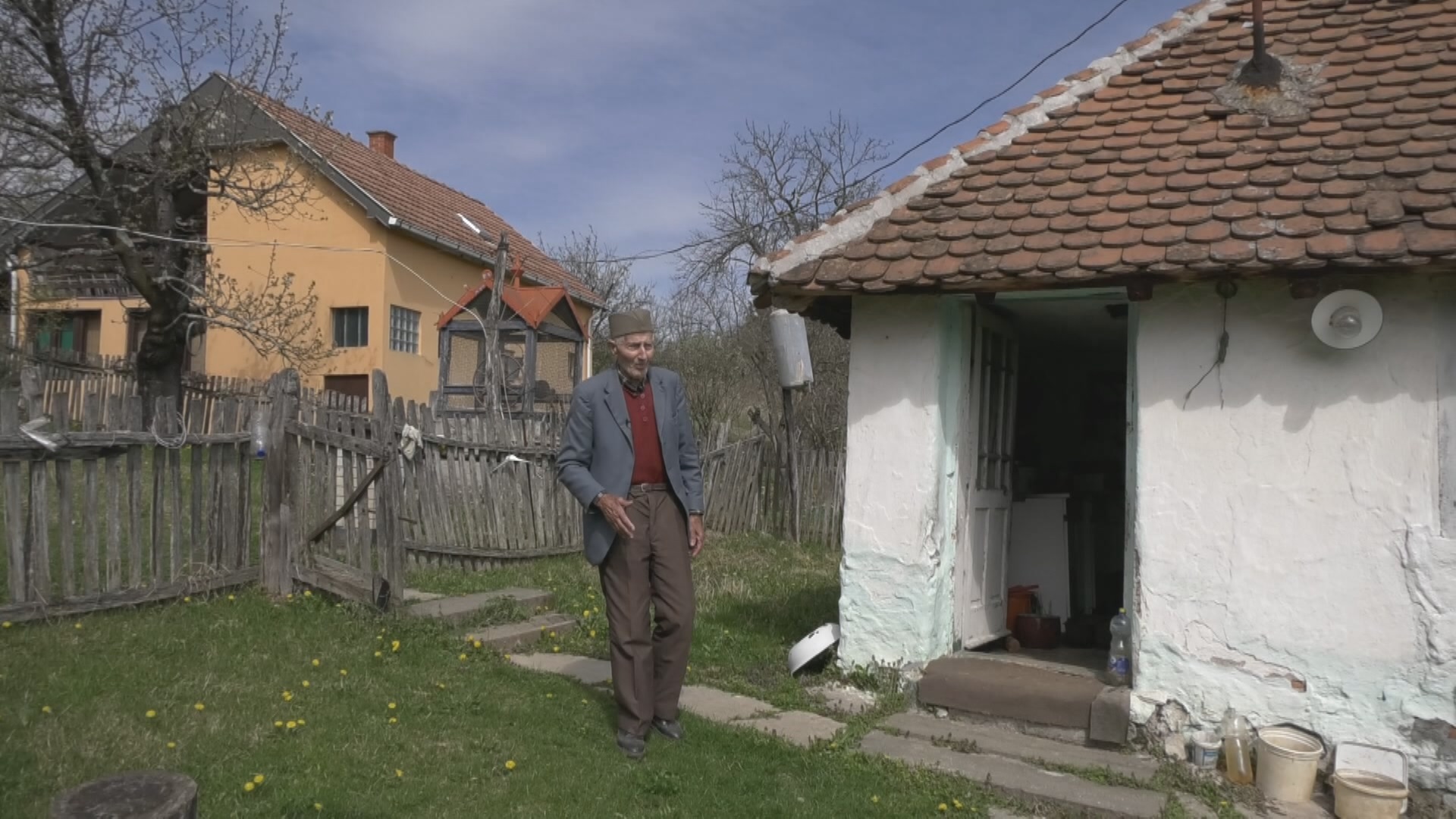 Ne jede jagnjetinu i belo pileće meso, a napunio 100 godina: Deda Radovin iz Dudovice je fenomen, sam sebi napravio sanduk i krst (FOTO)