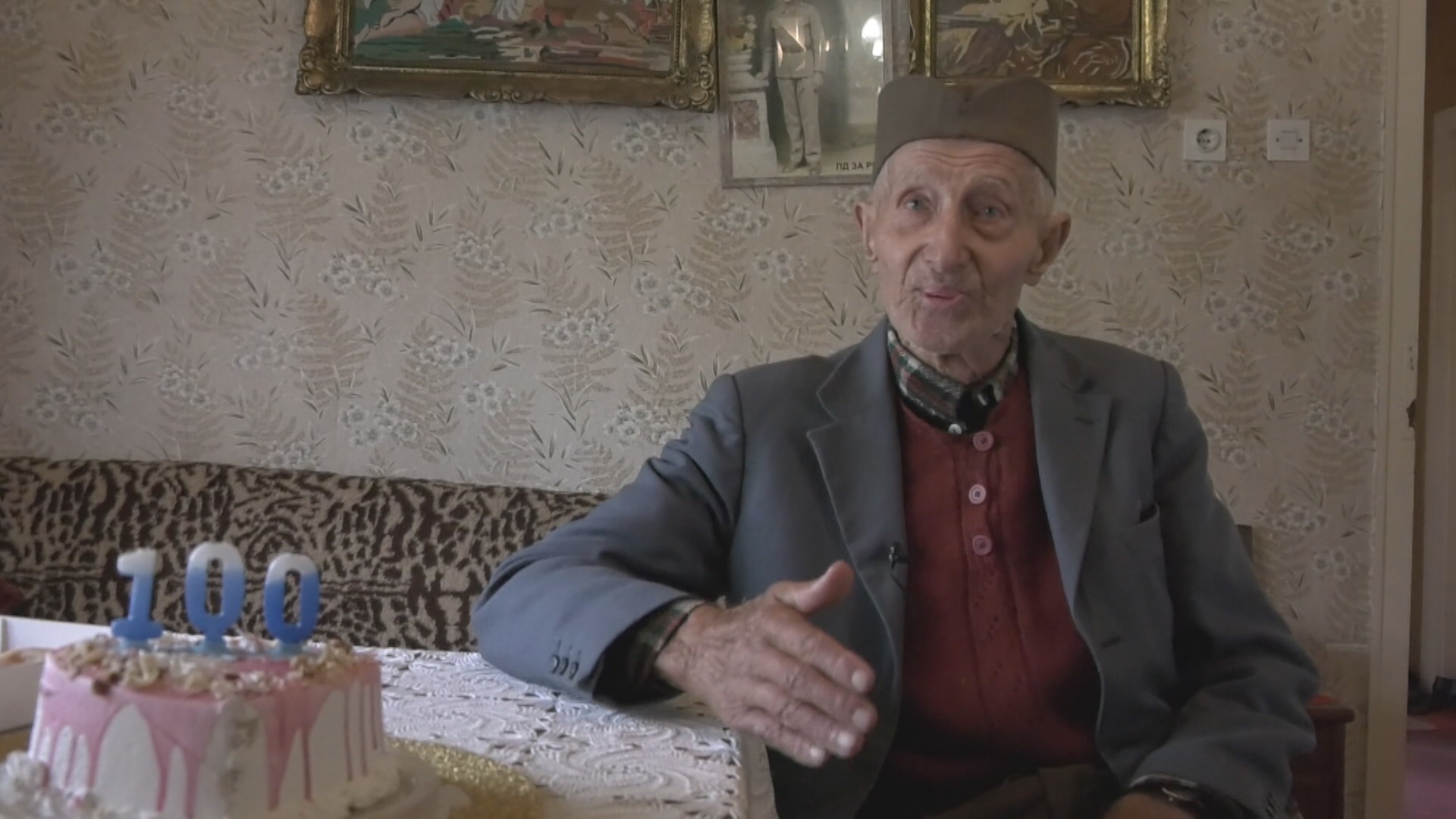 Deda Radovin iz Dudovice je fenomen, sam sebi napravio sanduk i krst / foto: RINA