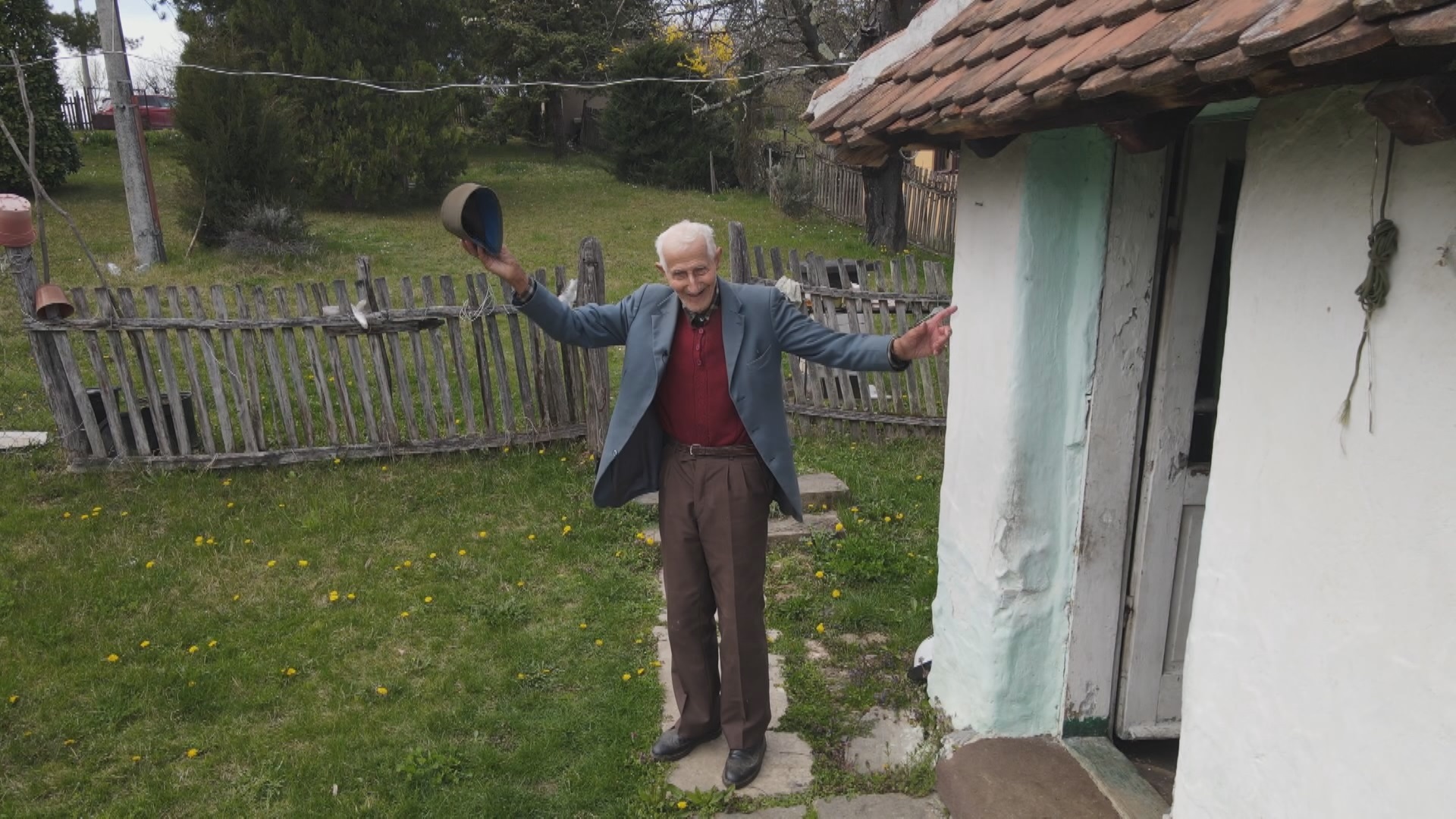 Deda Radovin iz Dudovice je fenomen, sam sebi napravio sanduk i krst / foto: RINA