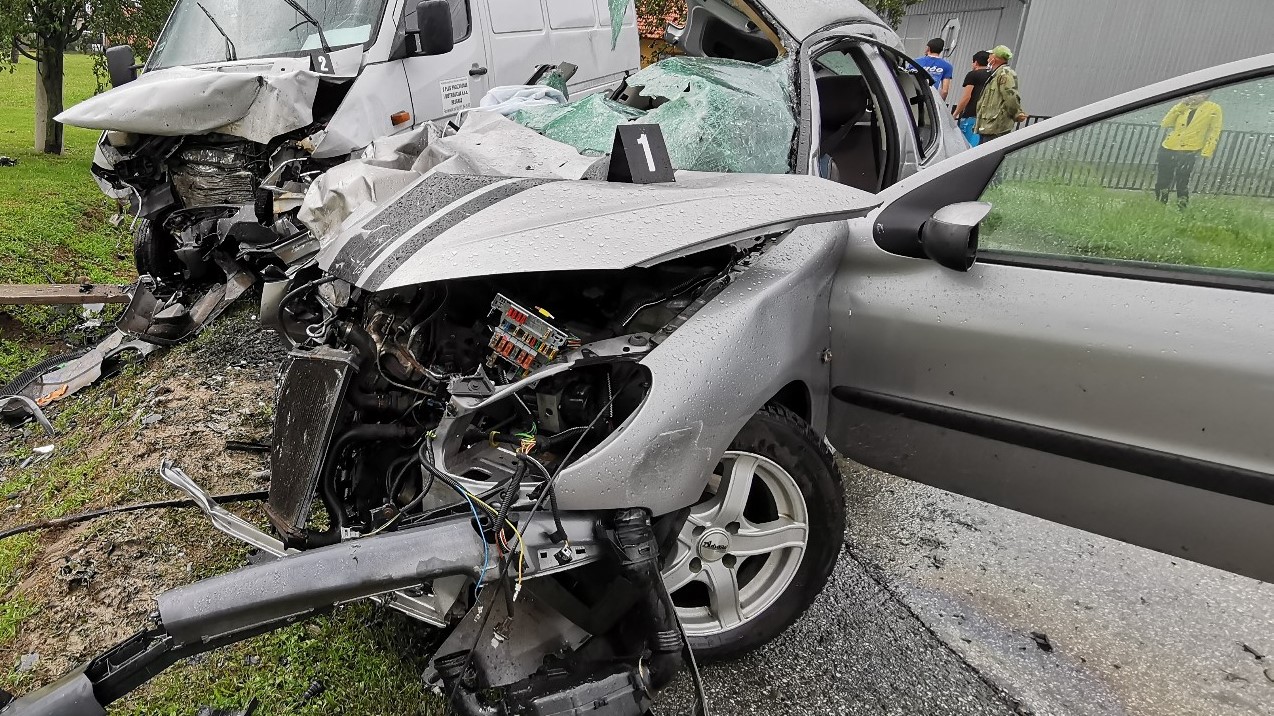 Auto je prepolovljeno i smrskano, ima povređenih: Teška saobraćajna nezgoda kod Kragujevca, sudarili se putničko vozilo i kamion