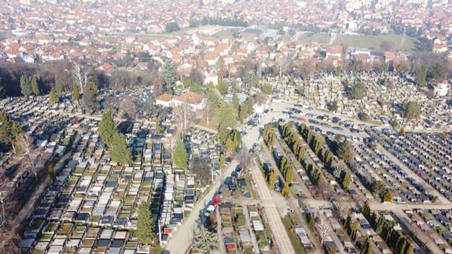 Vandali oskrnavili spoemnik heroja sa Košara na Gradskom groblju u Čačku / foto: RINA