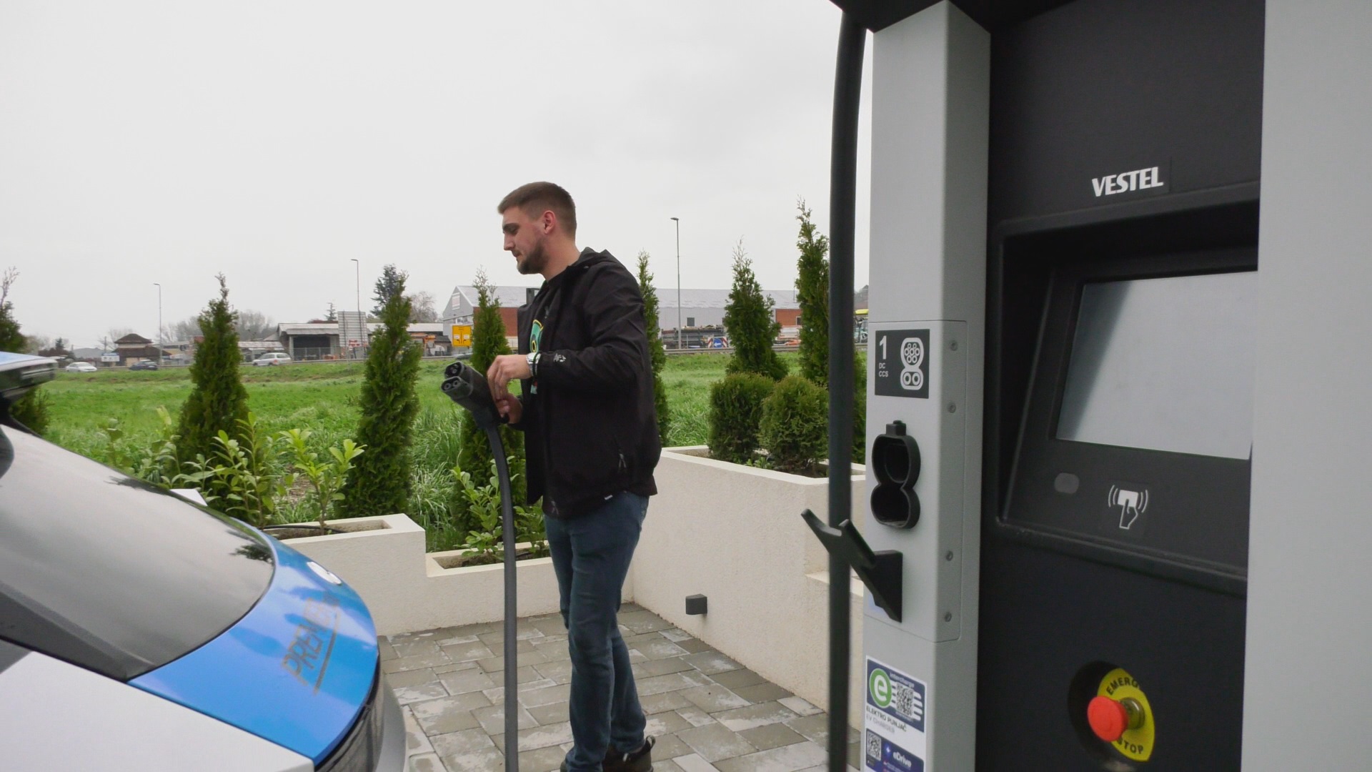 Najbrži punjač za električna vozila u Srbiji postvljen na obilaznom putu oko Čačka, najveću bateriju puni za samo 20 minuta/ Foto: RINA