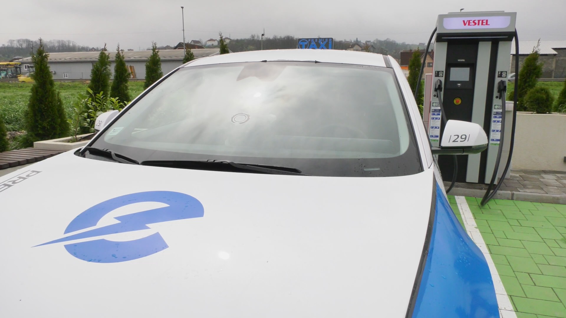 Najbrži punjač za električna vozila u Srbiji postvljen na obilaznom putu oko Čačka, najveću bateriju puni za samo 20 minuta/ Foto: RINA