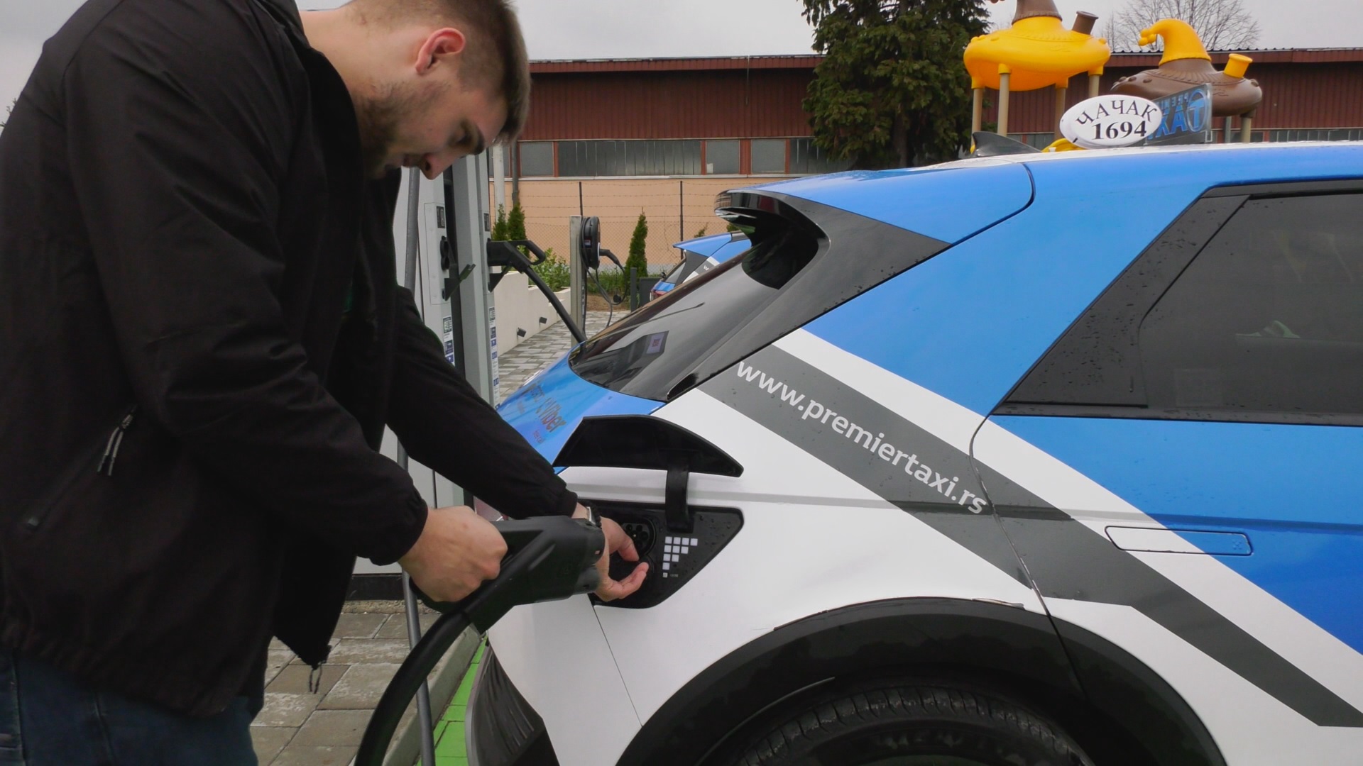 Najbrži punjač za električna vozila u Srbiji postvljen na obilaznom putu oko Čačka, najveću bateriju puni za samo 20 minuta/ Foto: RINA