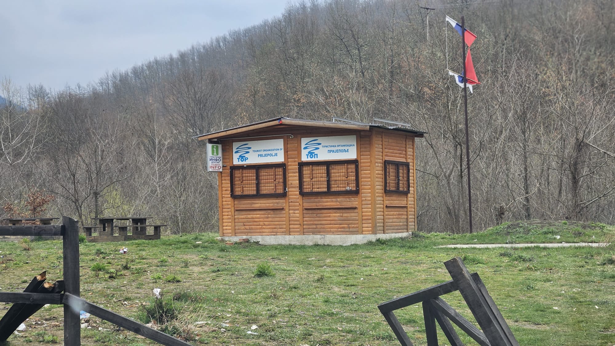Neverovatna pljačka kod Prijepolja: Lopovi pajserom obili vrata pa odneli vrednu opremu iz turistilkog info centra, skinuli čak i solarne panele sa krova