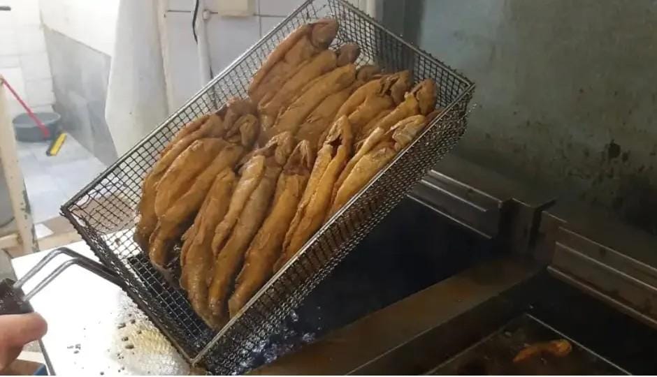 Prodao preko tonu šarana za posne slave i Veliki petak: Ogromna potražnja vlada za ribom, Darko iz Topole ovih dana ima pune ruke posla (FOTO)