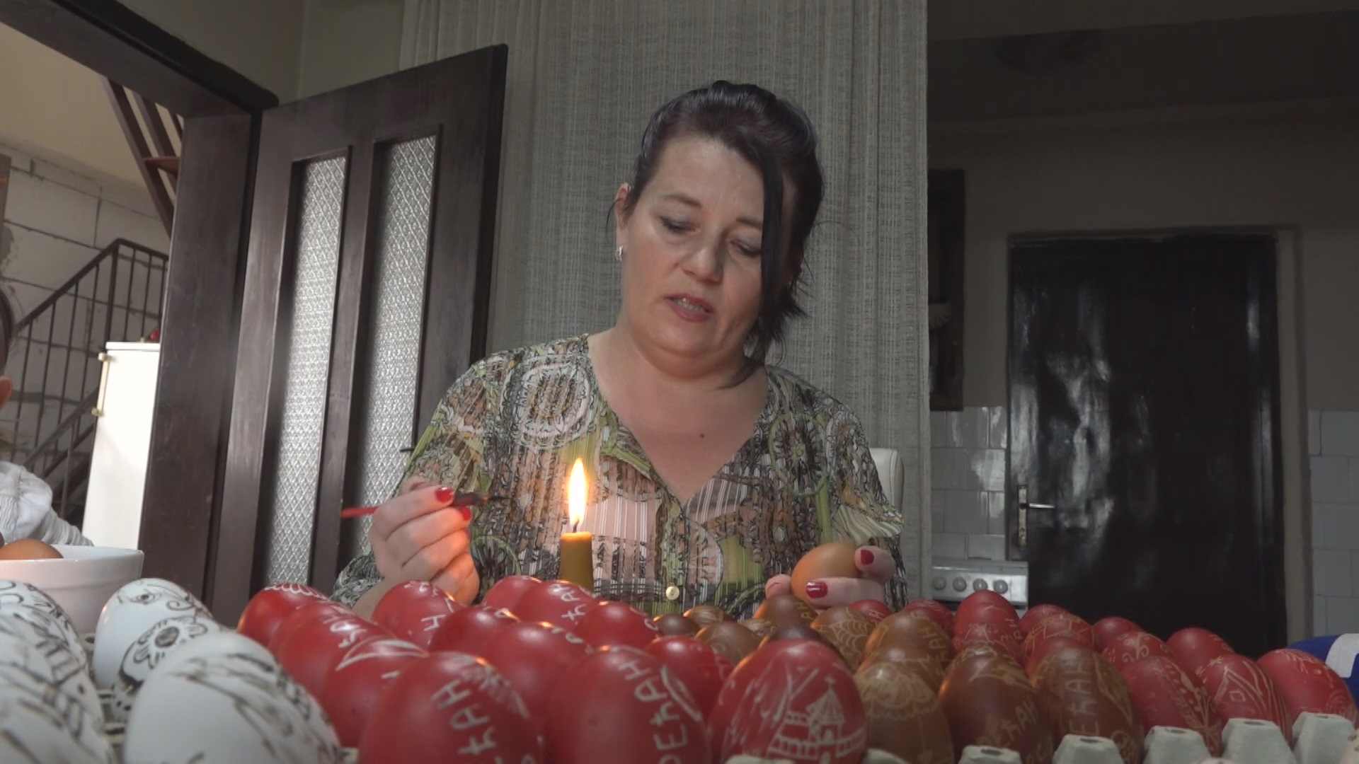 Slavska sveća i ljubav prema zavičaju: Verica samo na jedan način farba vaskršnja jaja, ona naučila od svoje bake na Kosovu a srpsku tradiciju prenela i na svoju kćerku (FOTO)
