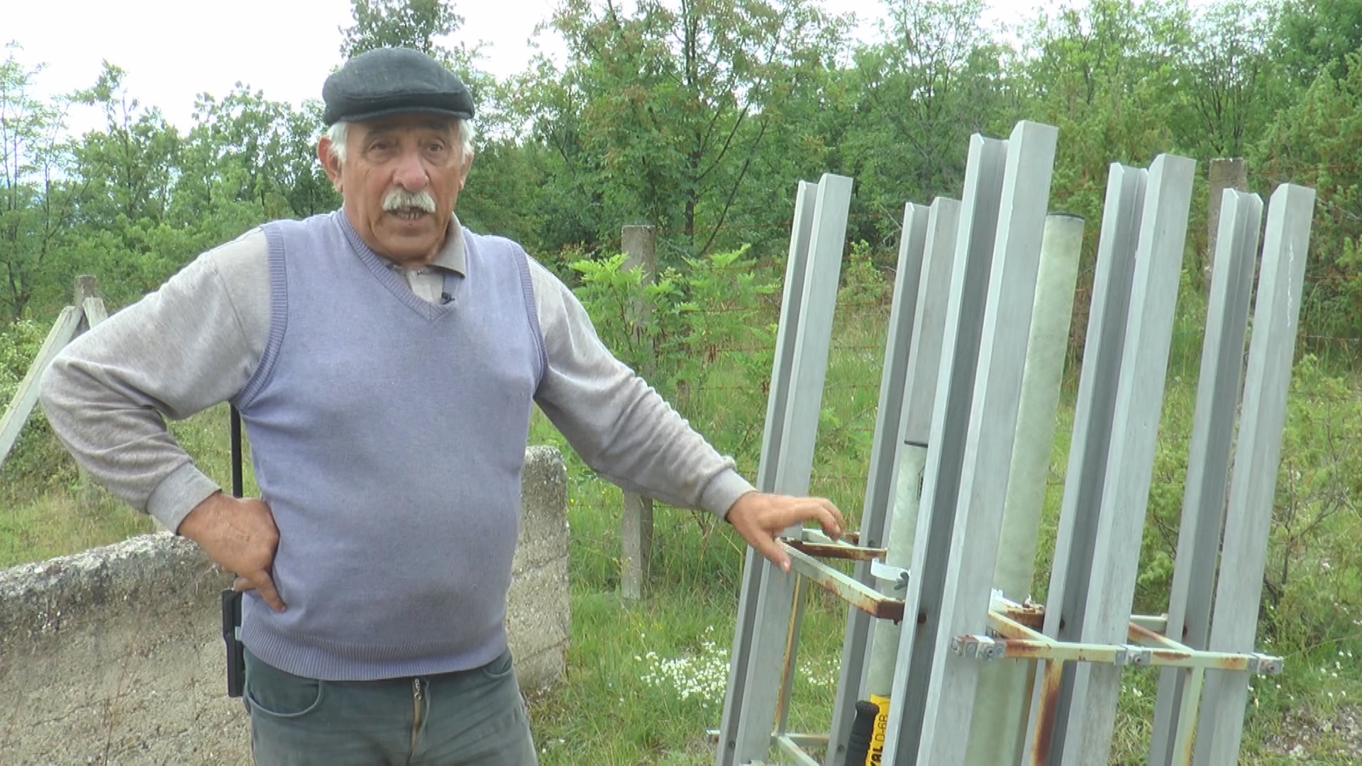 Nigde ne idem bez motorole, kad dobijem dojavu trčim na stanicu čak i usred noći: Dragan skoro dvadeset godina čuva nebo iznad čačanskih sela, a mladi neće da budu protivgradni strelci (FOTO)