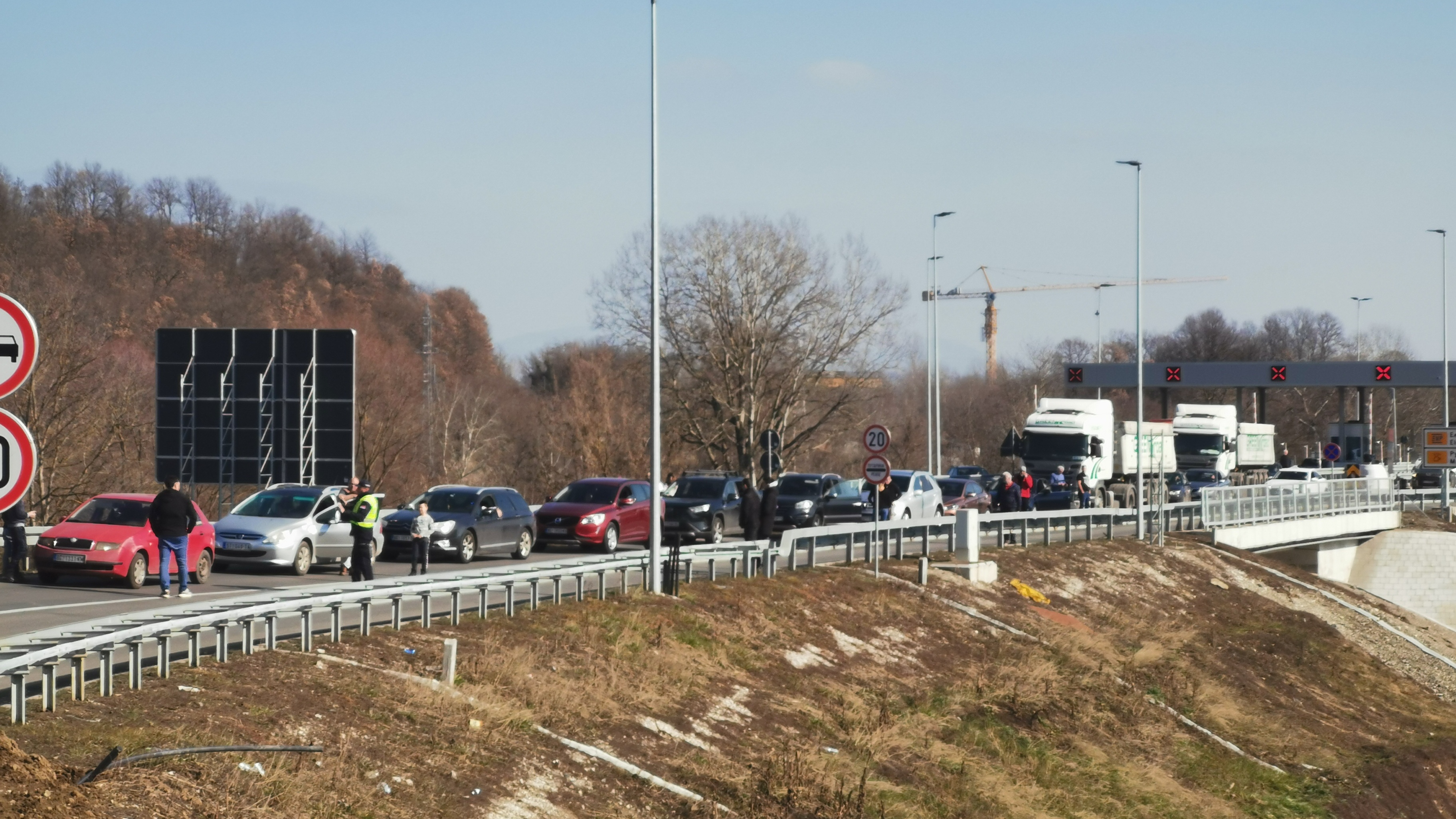 Ne možemo ni napred, ni nazad - sve stoji: Saobraćajni kolaps na auto-putu Miloš Veliki, formirana kolona vozila dugačka preko dva kilometra (FOTO)(VIDEO)