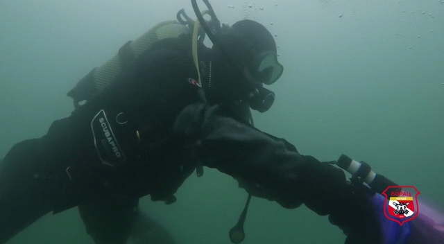 Najneverovatnije kucanje vaskršnjim jajima ikada: Čačani na veliki praznik zaronili u Zaovinsko jezero, ispoštovali srpske običaje čak i pod vodom (FOTO)(VIDEO)