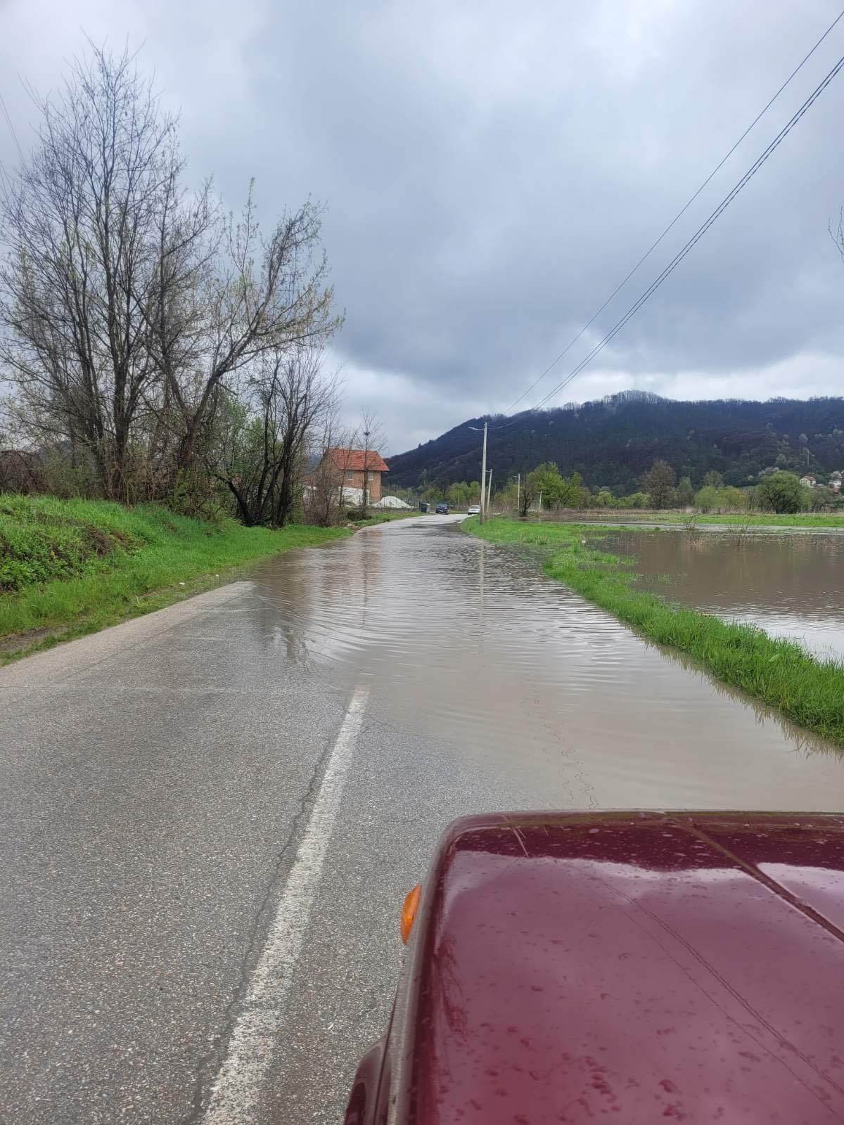 Poplavljeno 50 hektara poljoprivrednog zemljišta i opštinski put: Jedna deonica kod Požege zatvorena za saobraćaj, alaramantna situacija u Pilatovačkom polju zbog izlivanja Zapadne Morave (FOTO)