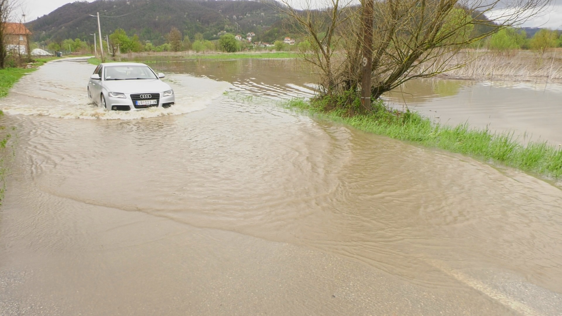 : Ovo su slike sa lica mesta poplavljenog područja kod Požege / foto: RINA