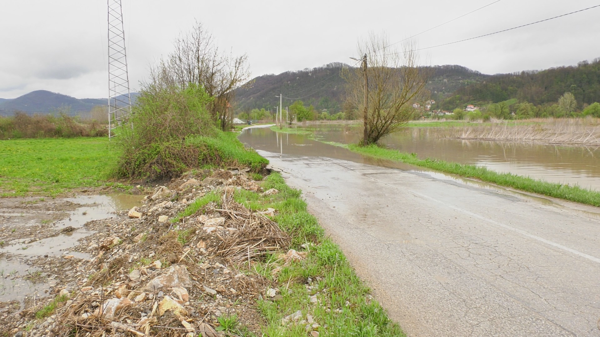 : Ovo su slike sa lica mesta poplavljenog područja kod Požege / foto: RINA