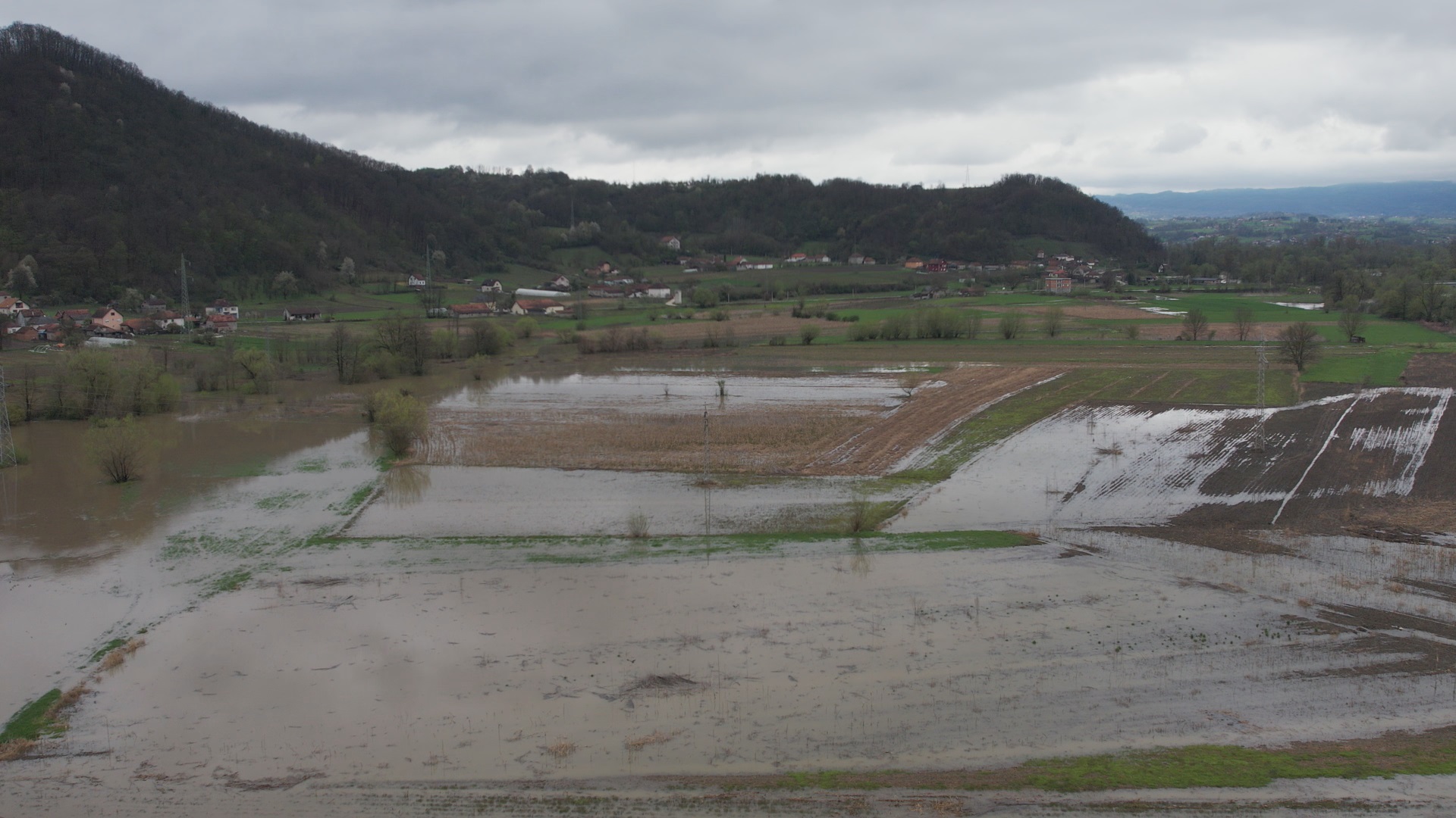 : Ovo su slike sa lica mesta poplavljenog područja kod Požege / foto: RINA