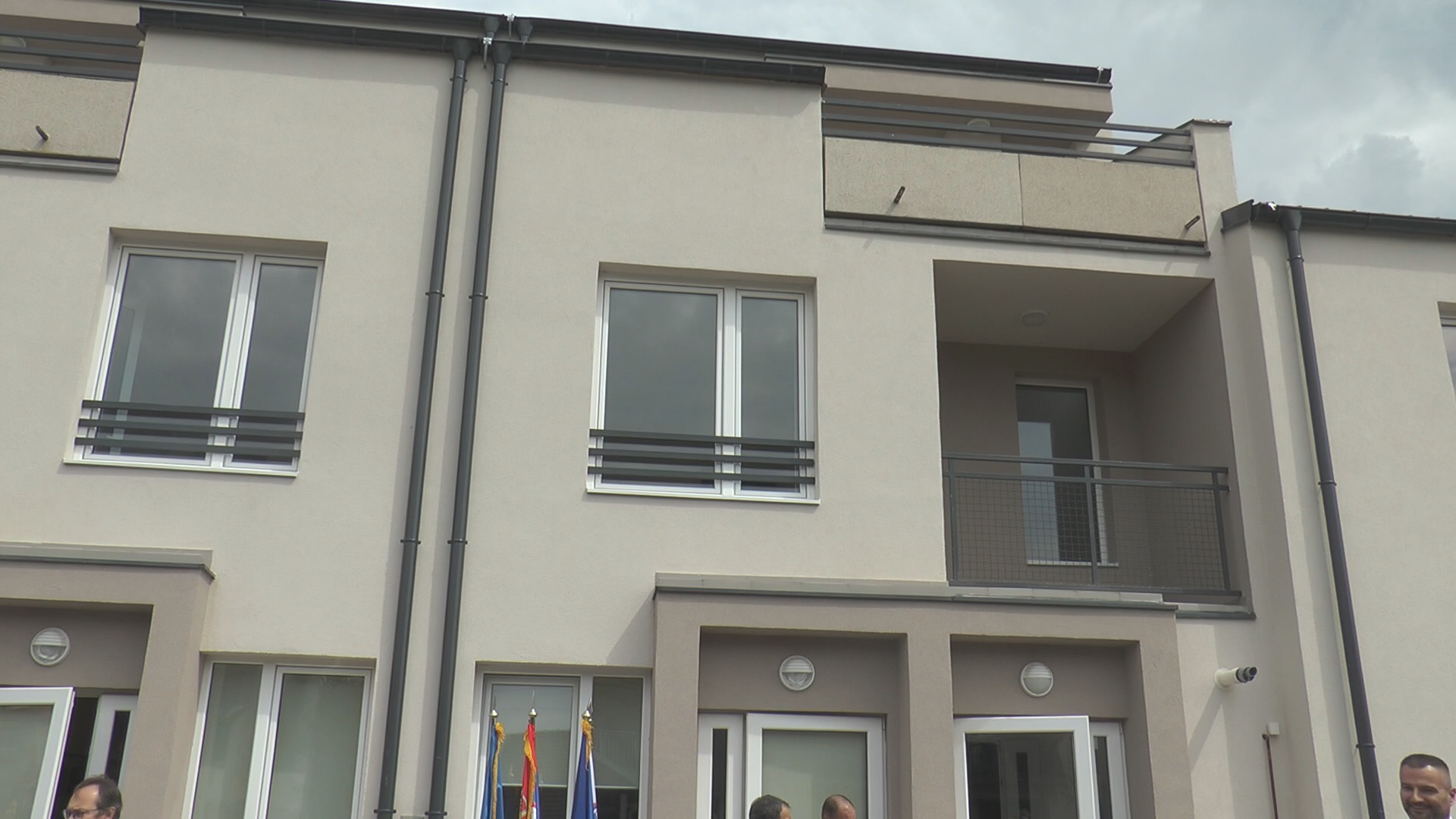 Izgradili celu zgradu pa uselili socijalno-ugrožene porodice: Grad Čačak napravio veliki poduhvat, zbrinuo osobe kojima je bio neophodan krov nad glavom (FOTO)
