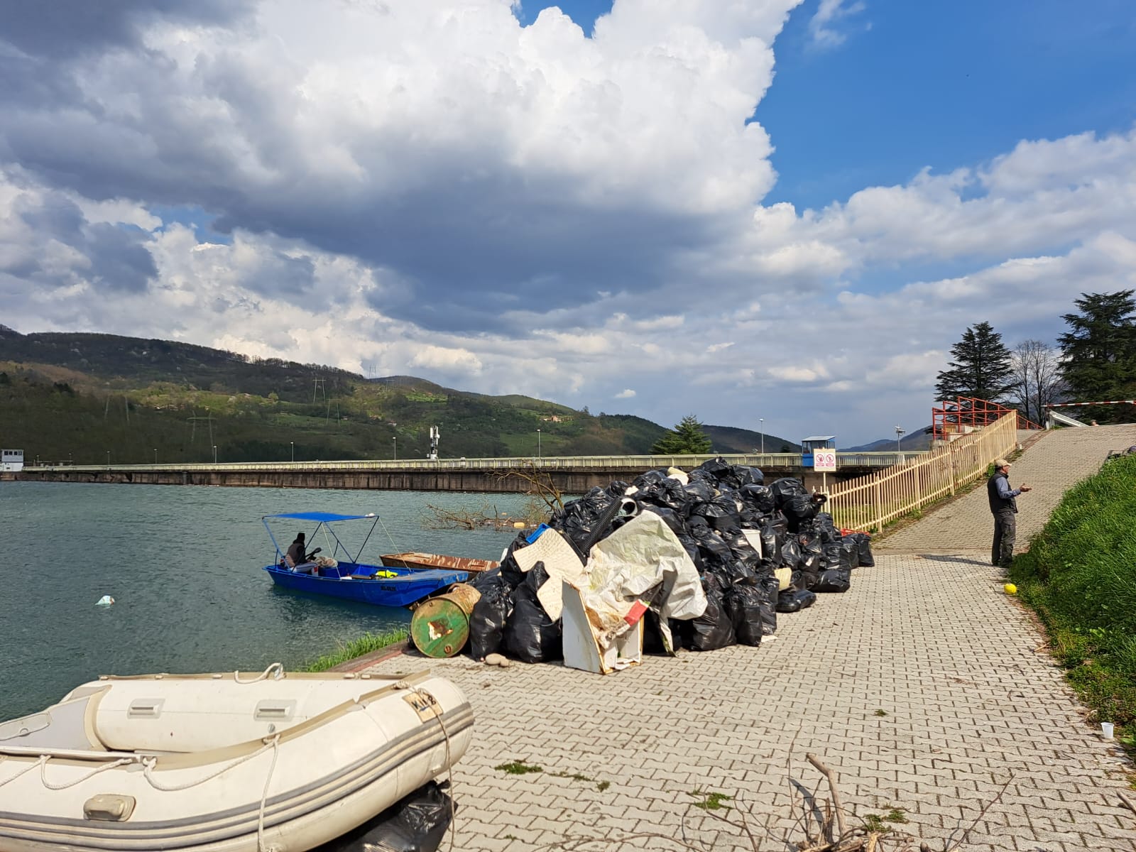 Iz jezera Perućac izvađeno oko 500 džakova smeća, ponovo zasijalo punim sjajem/ Ustupljene-fotografije