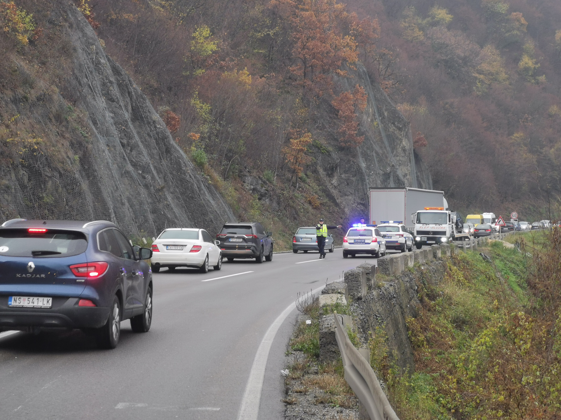 Lančani sudar teretnjaka i putničkih vozila u tunelu Ovčarsko-kablarske klisure:Jedna žena povređena, a zbog nezgode na ovoj deonici nastao saobraćajni kolaps (VIDEO)