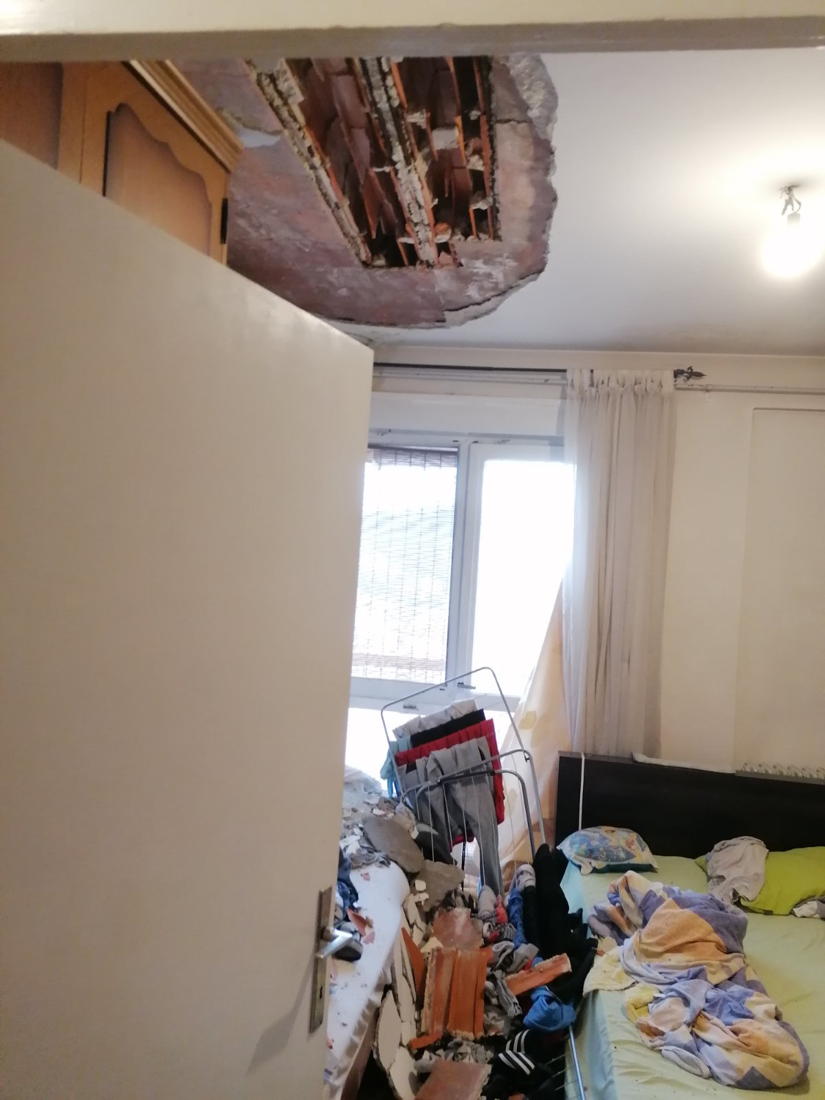 Obrušio se plafon na potkrovlju zgrade u dečju sobu i njihove krevete / foto: RINA