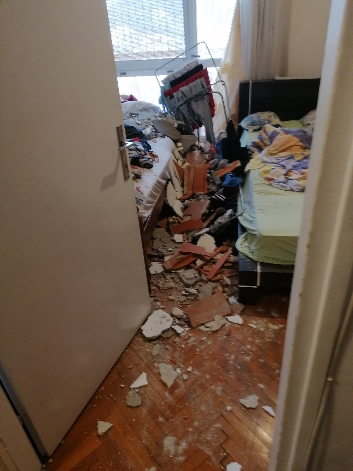 Obrušio se plafon na potkrovlju zgrade u dečju sobu i njihove krevete / foto: RINA