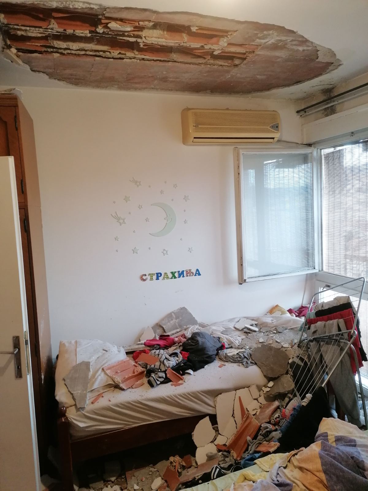 Obrušio se plafon na potkrovlju zgrade u dečju sobu i njihove krevete / foto: RINA