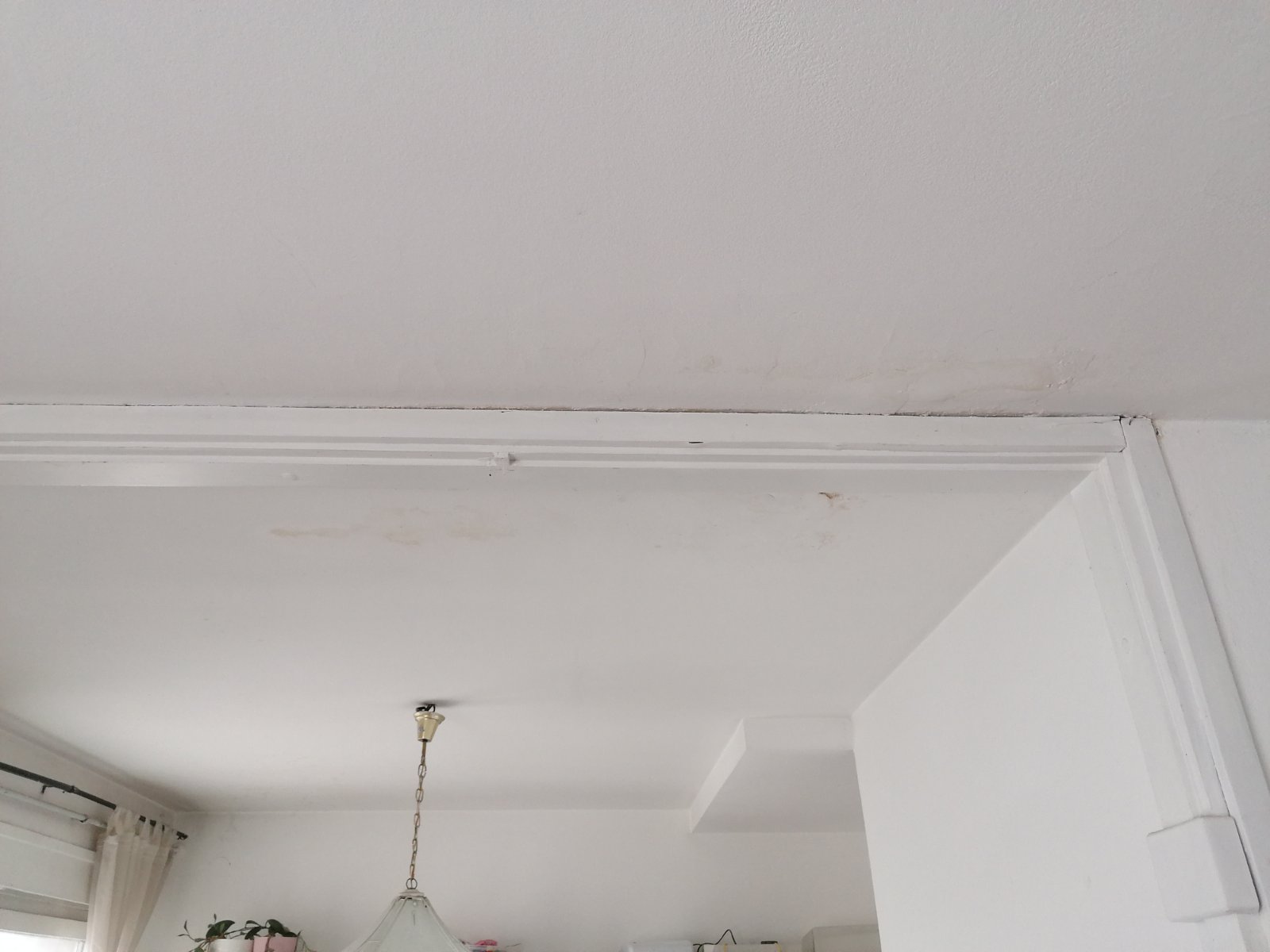 Obrušio se plafon na potkrovlju zgrade u dečju sobu i njihove krevete / foto: RINA
