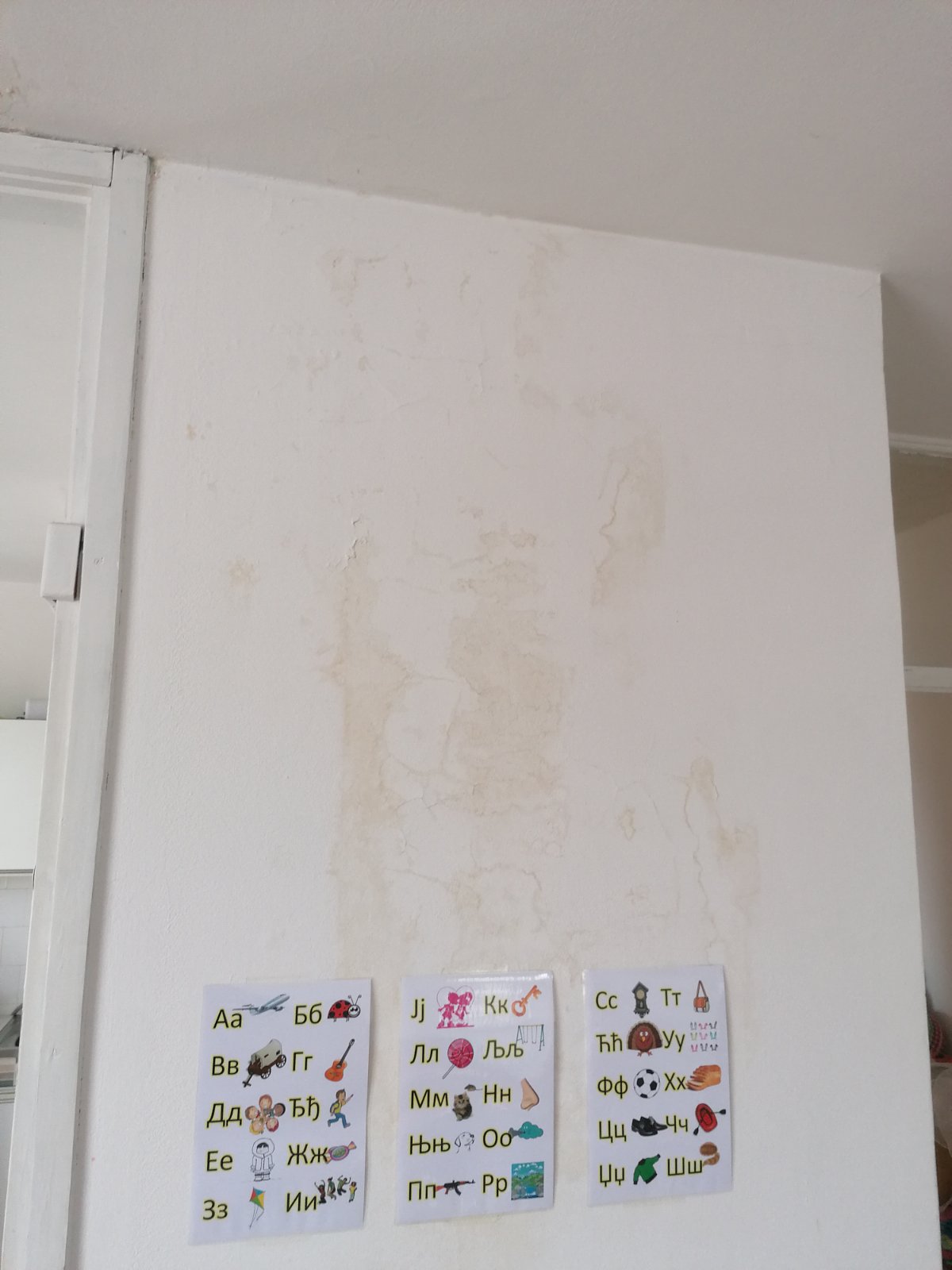 Obrušio se plafon na potkrovlju zgrade u dečju sobu i njihove krevete / foto: RINA