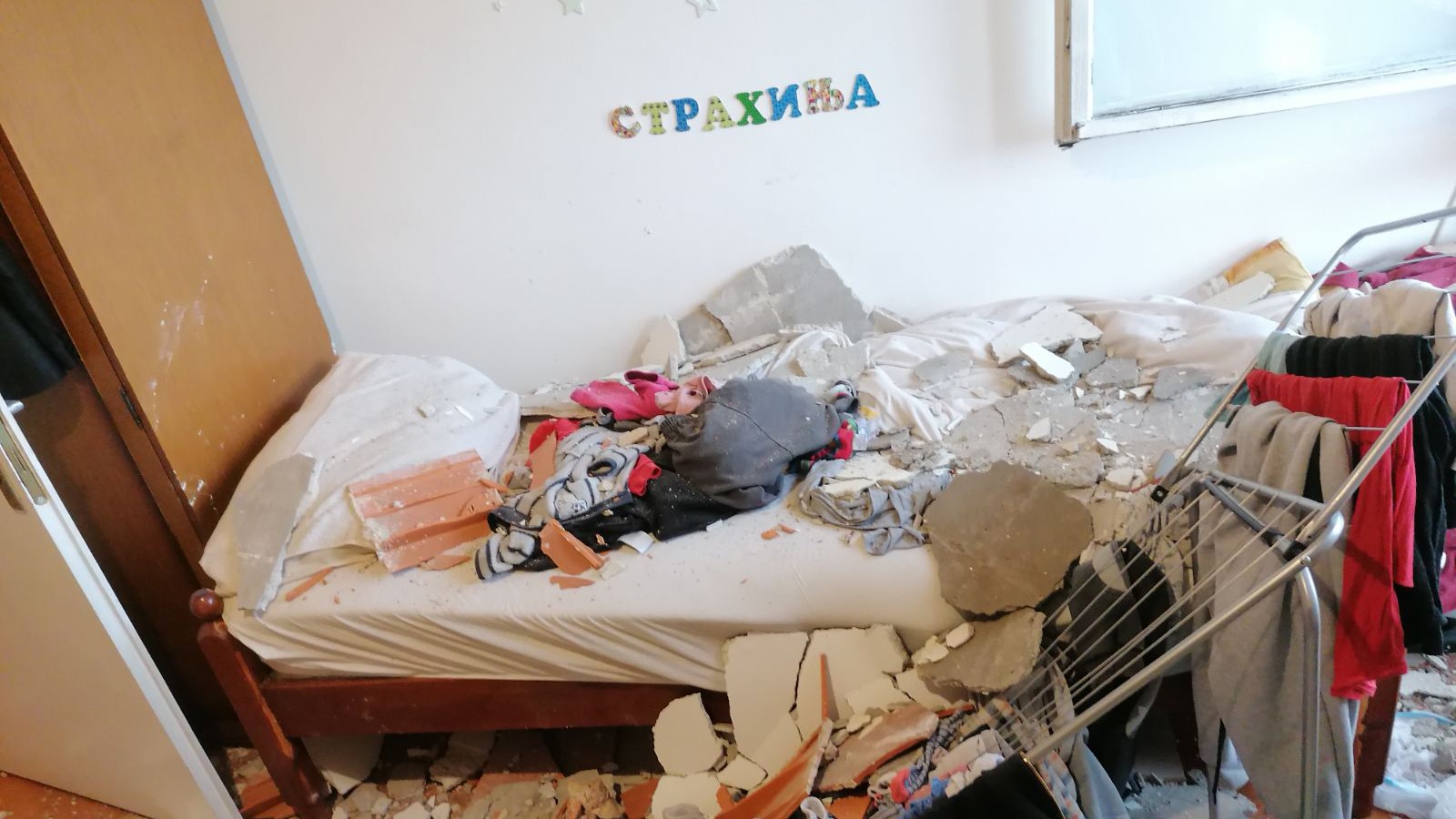 Horor u Užicu, tragedija izbegnuta za dlaku: Obrušio se plafon na potkrovlju zgrade u dečju sobu i njihove krevete, vlasnik stana već godinama ukazivao na problem da ploča prokišnjava (FOTO)(VIDEO)