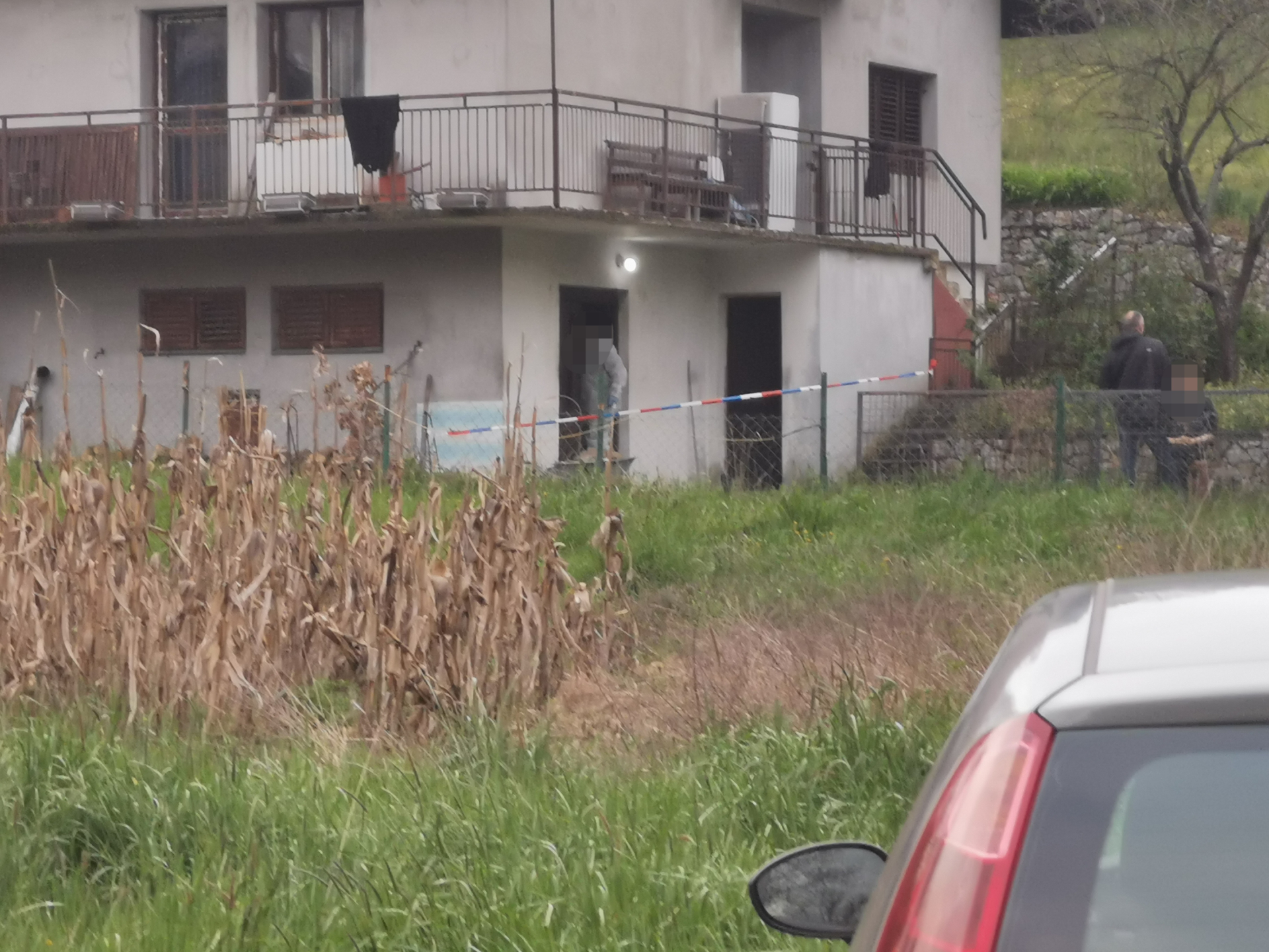 Presudio bratu sekirom, a onda istrčao napolje da doziva pomoć: Detalji krvavog ubistva kod Čačka, ovo su prve slike sa lica mesta (FOTO)(VIDEO)