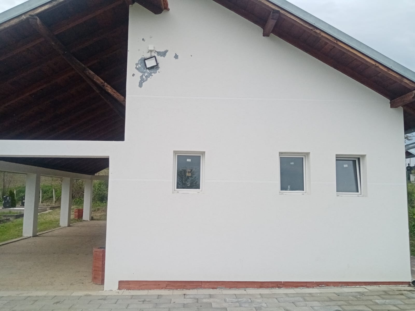 Udarili i na mrtve, upali na groblje i sve porazbijali: Sramotan vandalizam u čačanskom naselju Ljubić (FOTO)