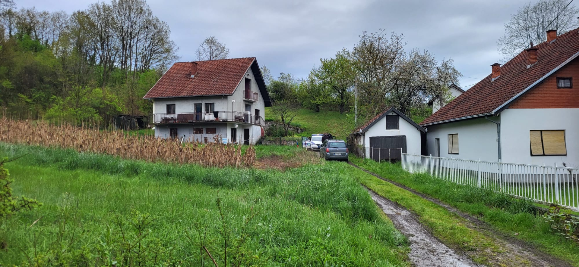 Zatvoreni prozori, jeza i policijska traka: Dan nakon krvavog zločina u selu Gornja Trepča meštani još uvek ne mogu da dođu sebi, ovakva tragedija se ne pamti (FOTO)(VIDEO)
