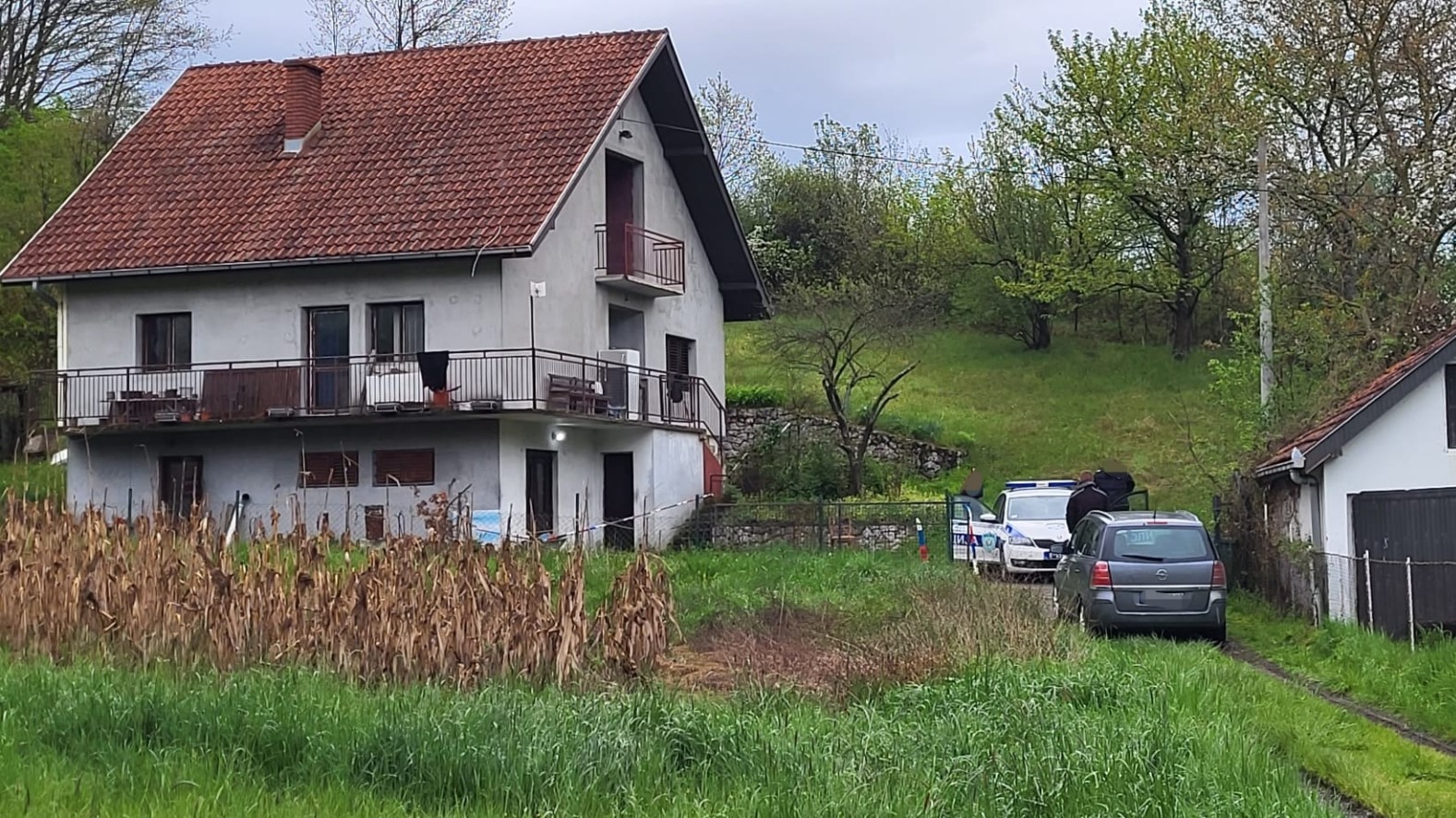Dan nakon krvavog zločina u selu Gornja Trepča meštani još uvek ne mogu da dođu sebi / foto: RINA