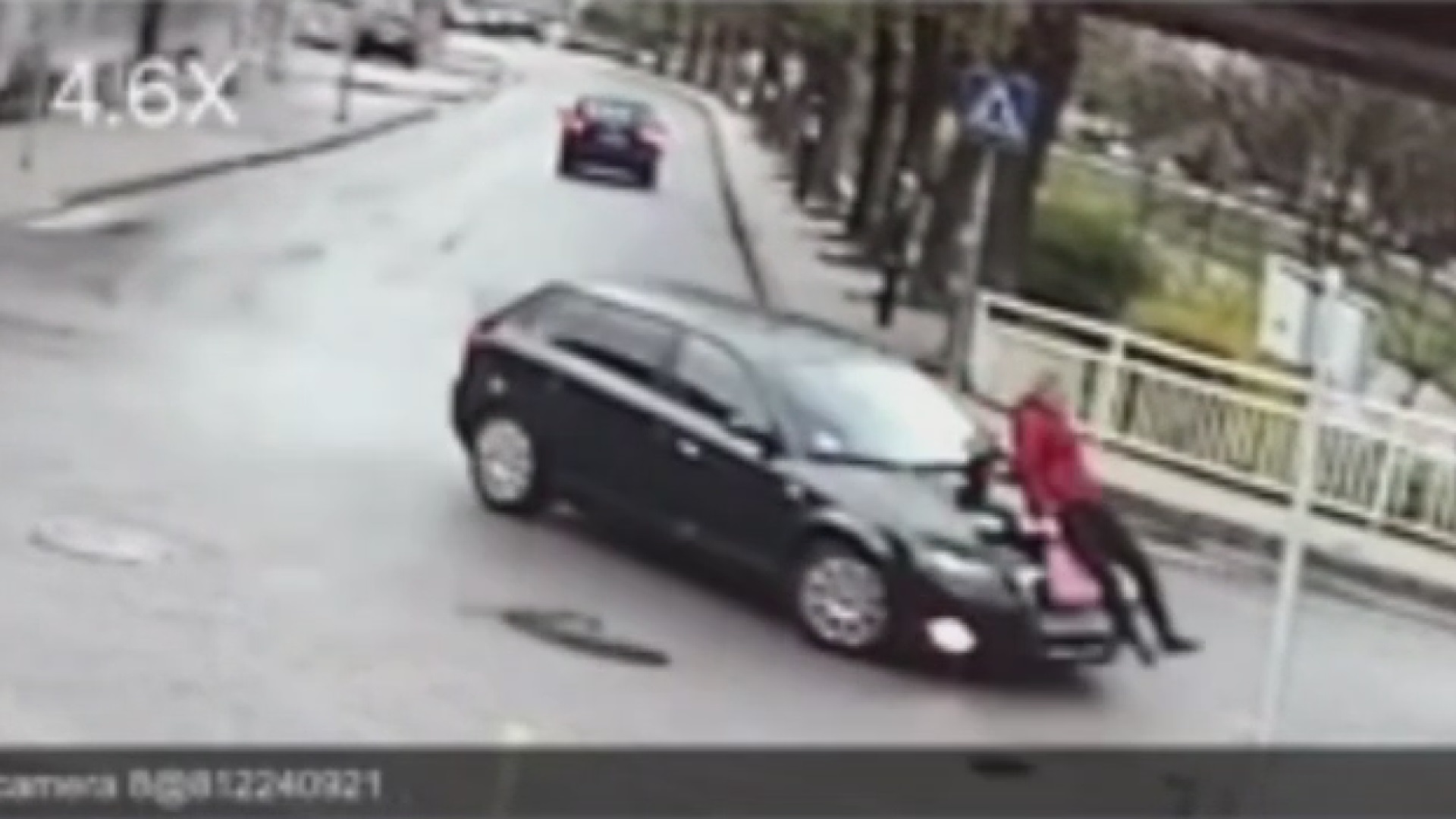 Dramatičan snimak iz Prijepolja: Vozač audija pokosio ženu nasred ulice, sa teškim povredama hitno prebačena u prijepoljsku bolnicu (VIDEO)
