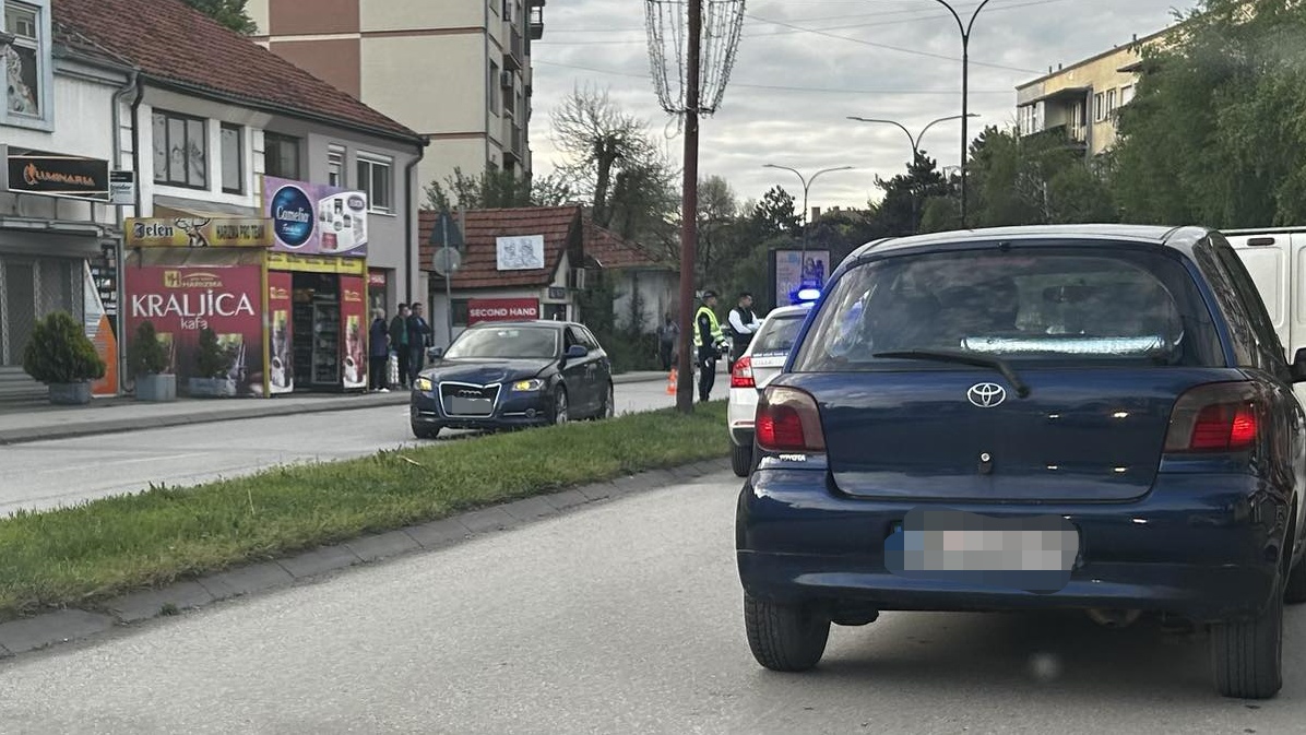 Poznato ko je na ulici udario Čačanku, za volanom "audija" bio mladić star 27 godina: Protiv vozača biće podneta krivična prijava, povređena žena u bolnici