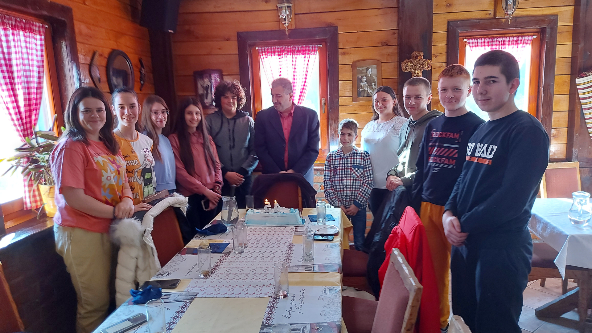 Neverovatan gest osmaka u selu Pranjani, svom razrednom priredili rođendansko iznenađenje koje će zauvek pamtiti: Velimir poznatiji kao "tičer Velja" jedva je sakrio suze radosnice (FOTO)
